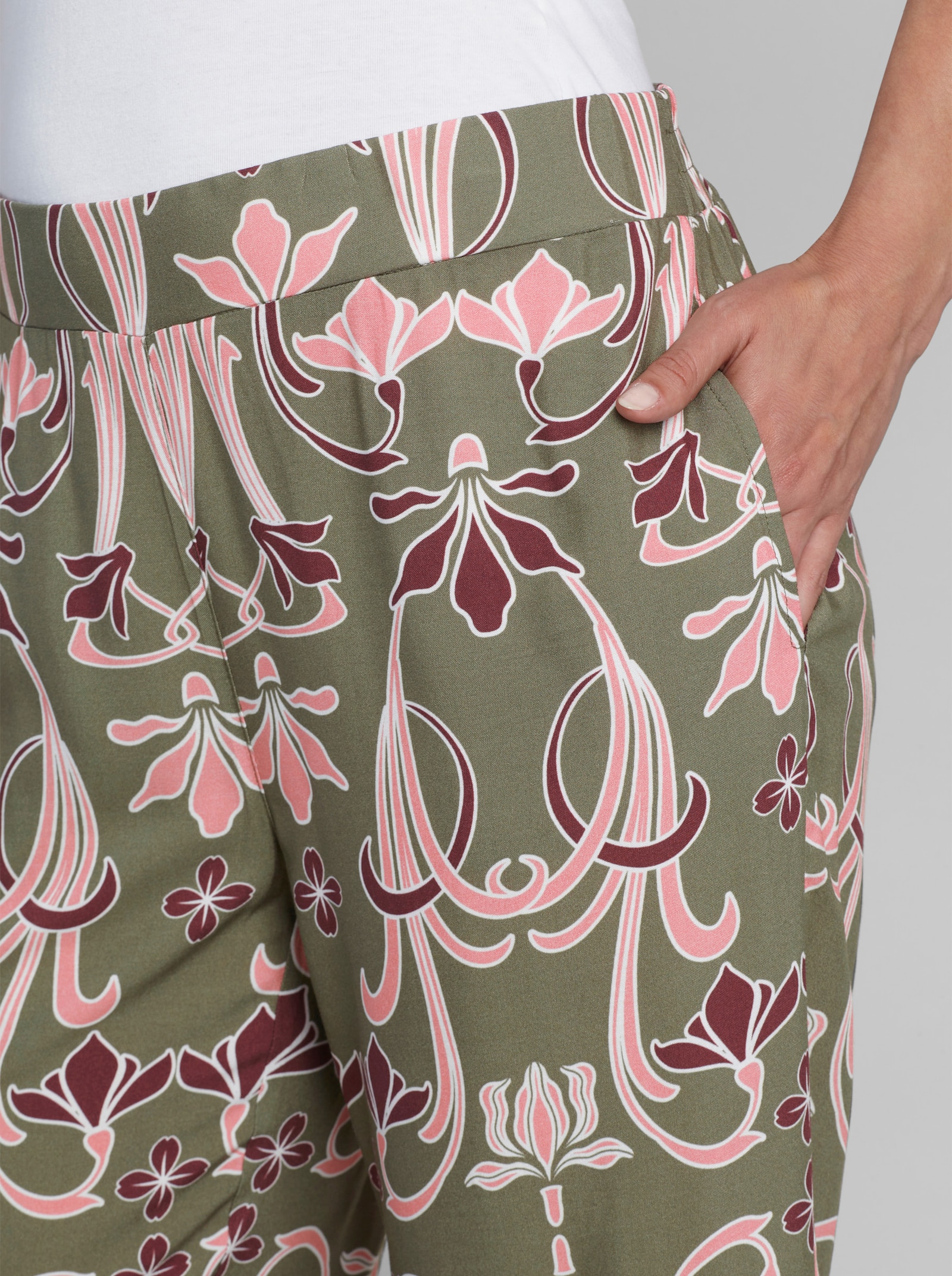 heine Druckhose mit weit geschnittenen Beinen - khaki-rosenquarz-bedruckt