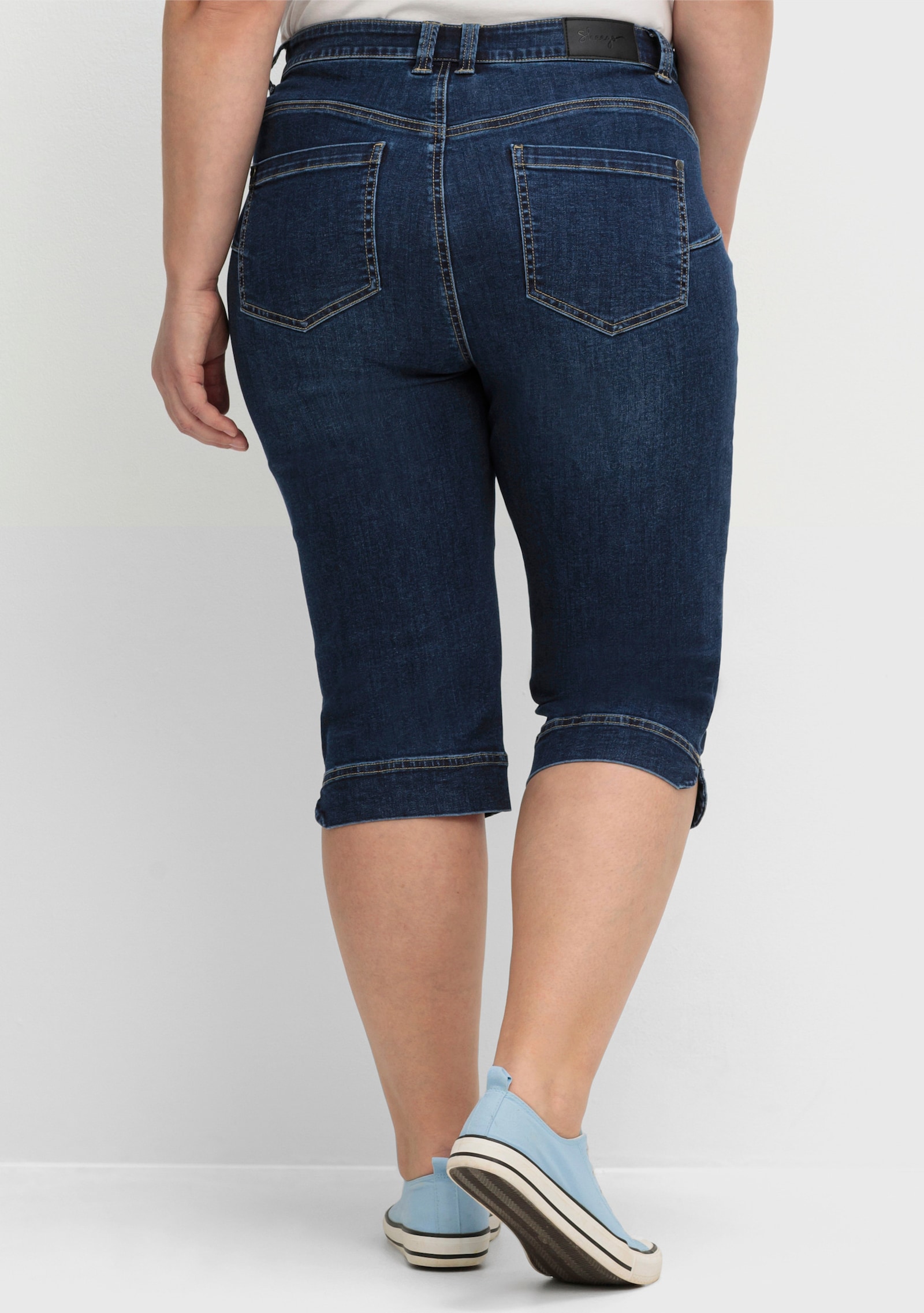 sheego Caprijeans mit Push-up-Effekt, ultraflexibel - dark blue denim