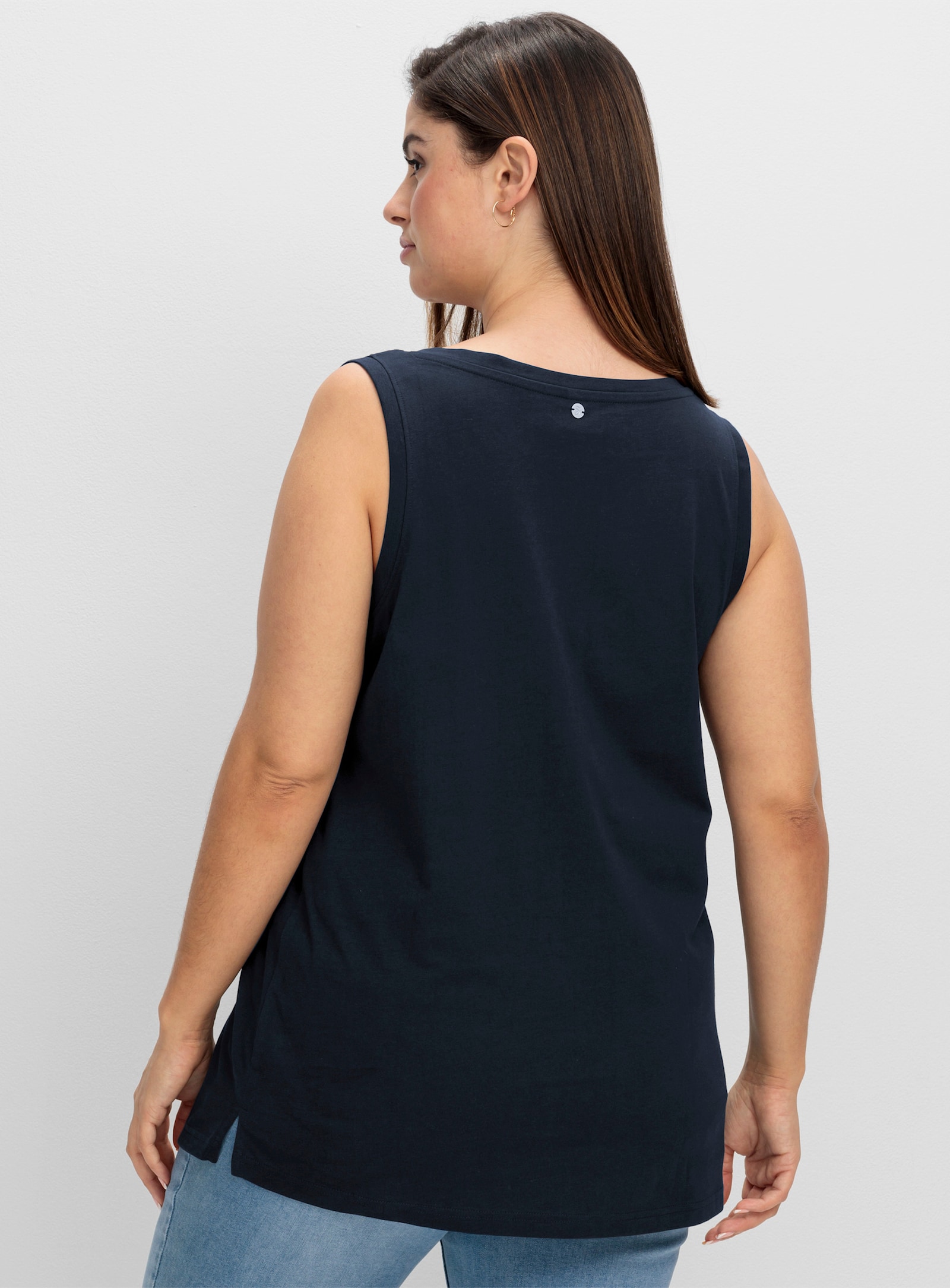 sheego Tanktop mit V-Ausschnitt und Zierknopfleiste - tiefblau
