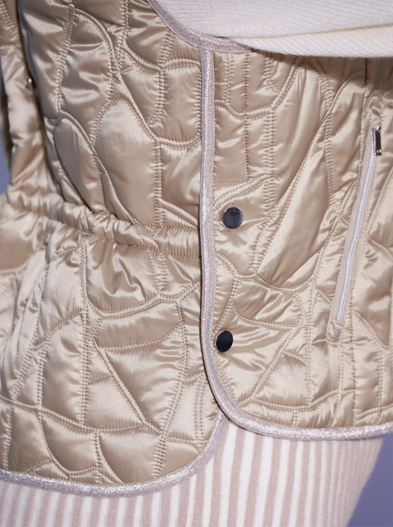 Steppweste mit Glanz-Effekt - sesam