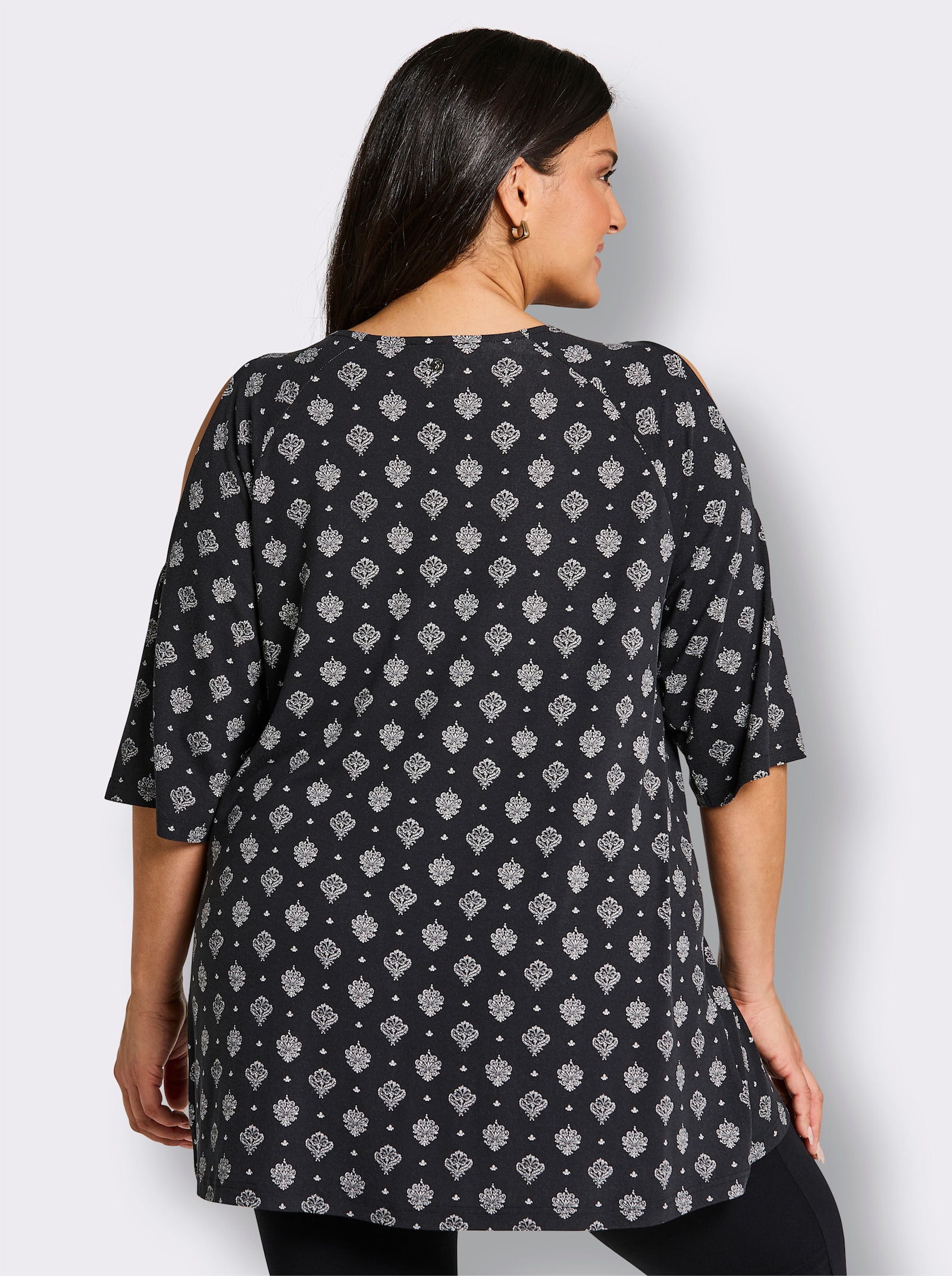 sheego Lang shirt met gekruiste bandjes bij de hals - zwart/ecru geprint