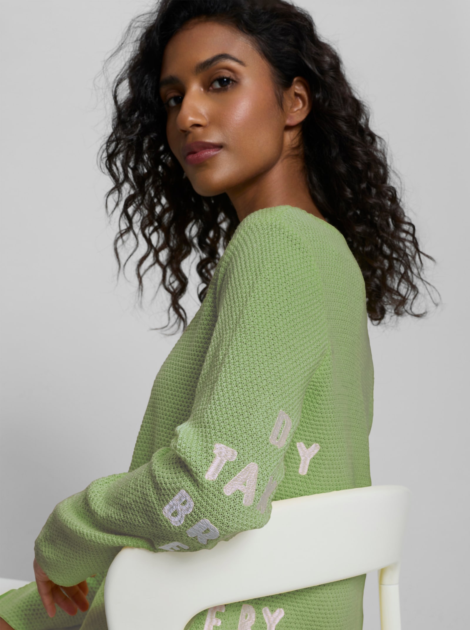 heine Pullover mit gestickter Schrift - reseda-ecru-gemustert