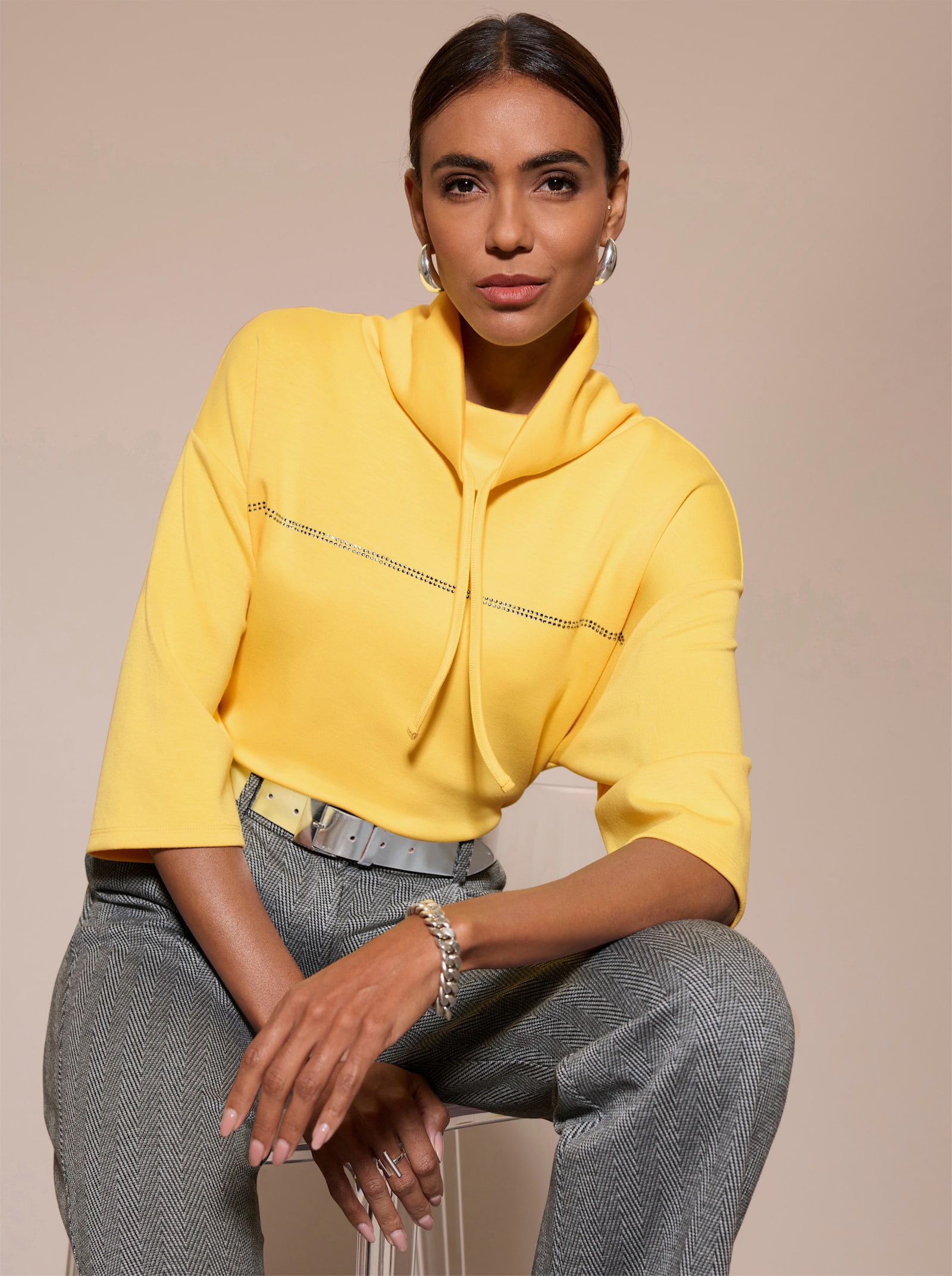 Sweatshirt mit Glitzersteinchen - gelb