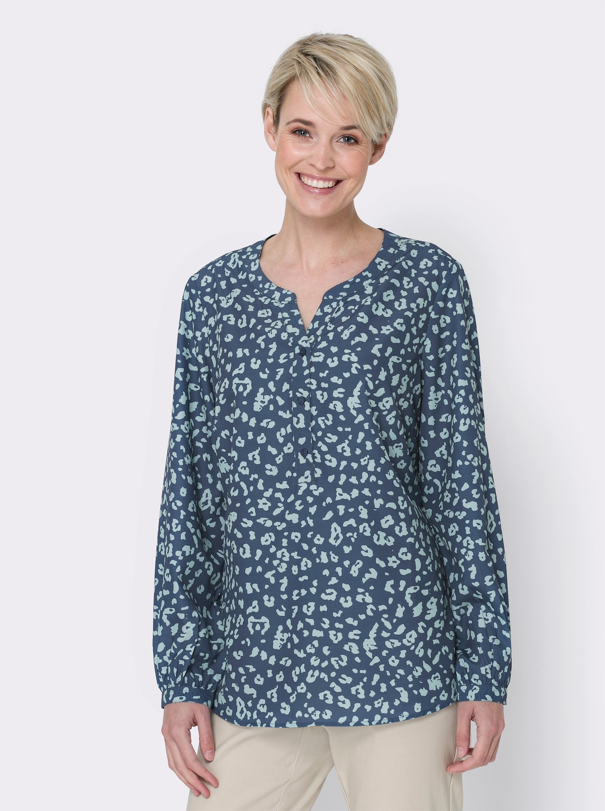 Comfortabele blouse - rookblauw bedrukt