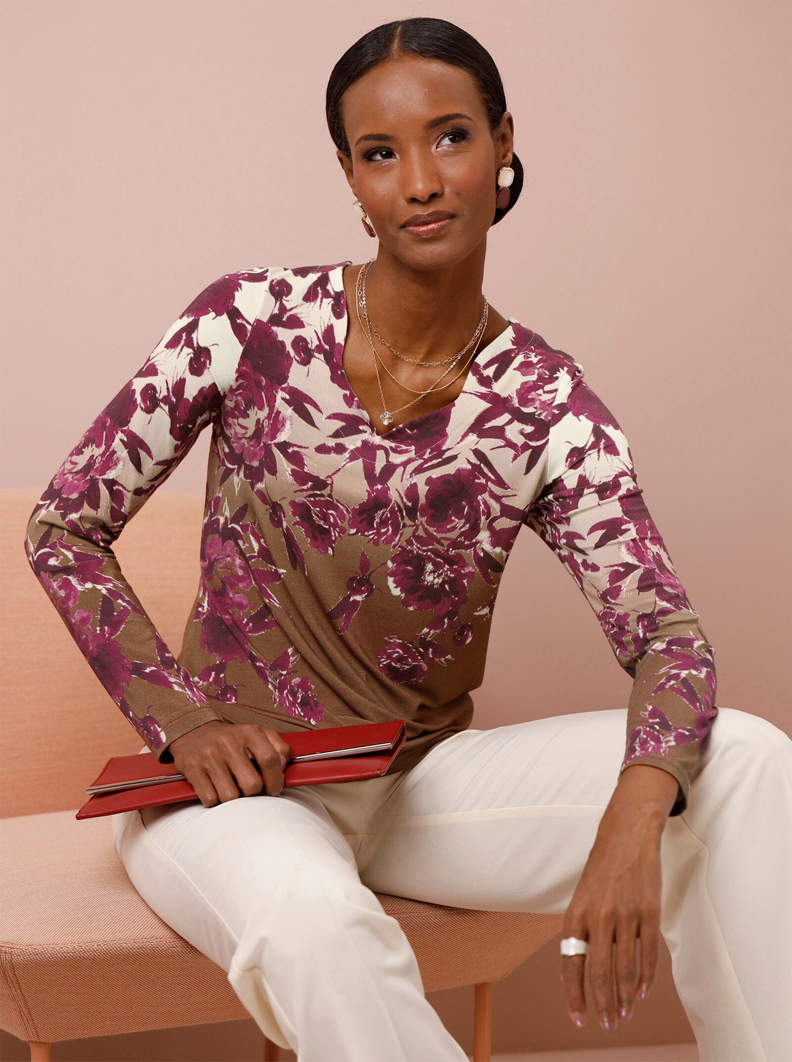 Langarmshirt mit gebogtem V-Ausschnitt - braun-bordeaux-bedruckt