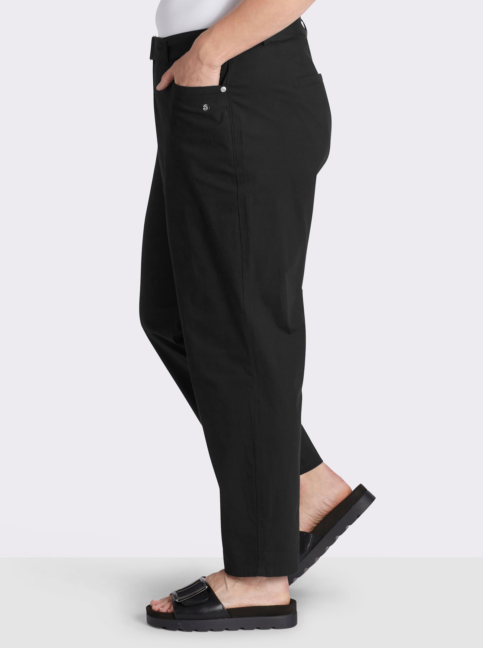 sheego Chinohose mit Gürtel - schwarz