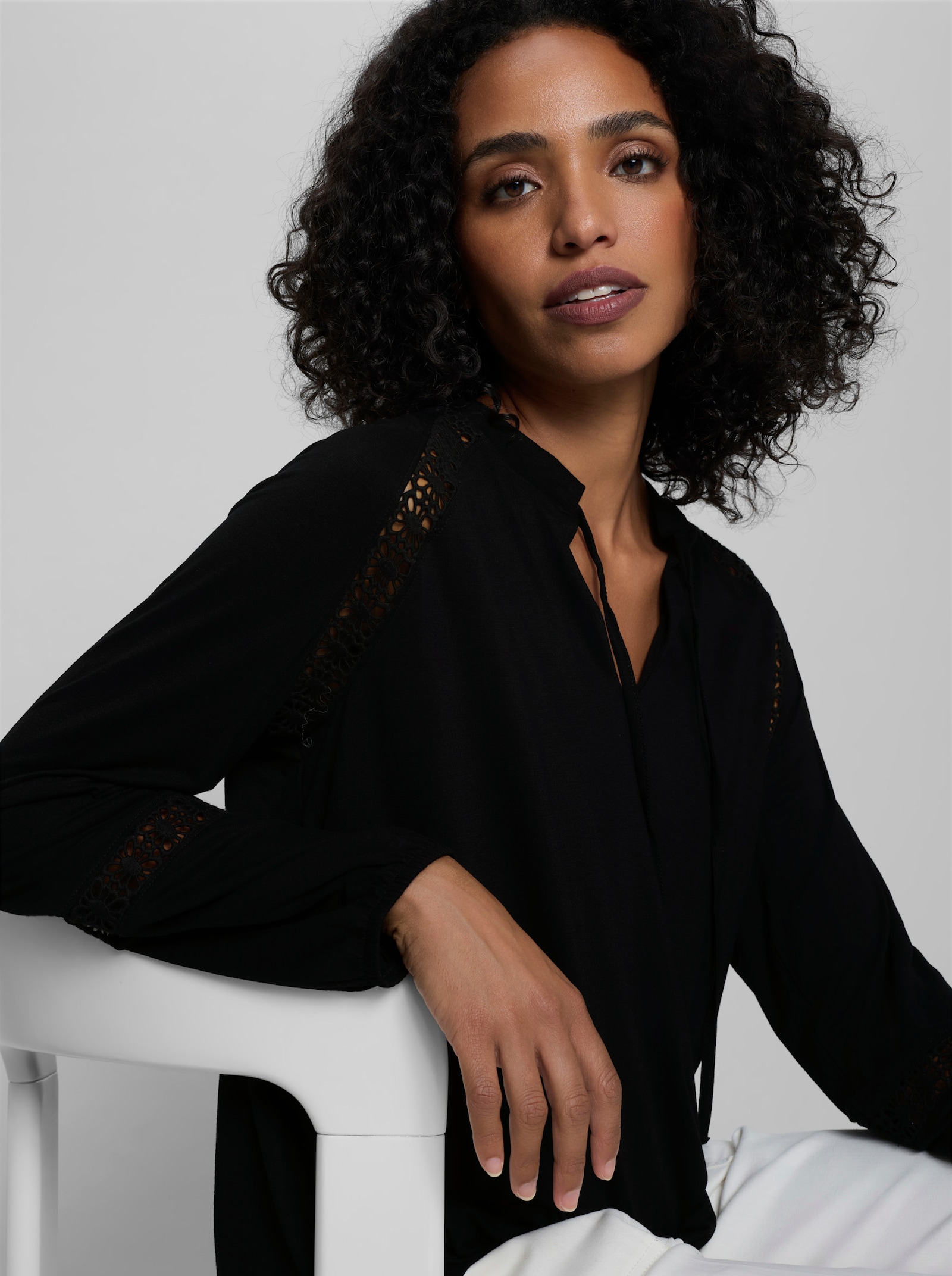 heine Shirt mit Lochstick-Details - schwarz