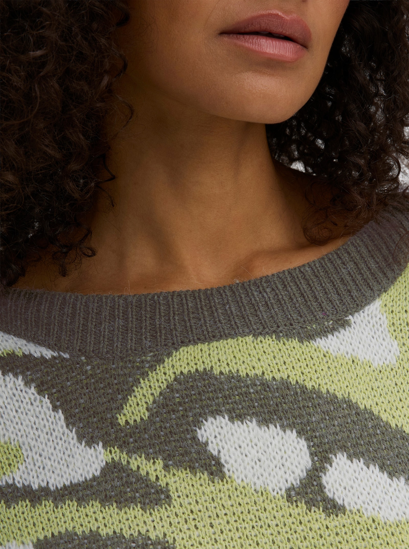 Jacquard-Pullover mit unifarbenen Abschlüssen - pistazie-khaki-gemustert