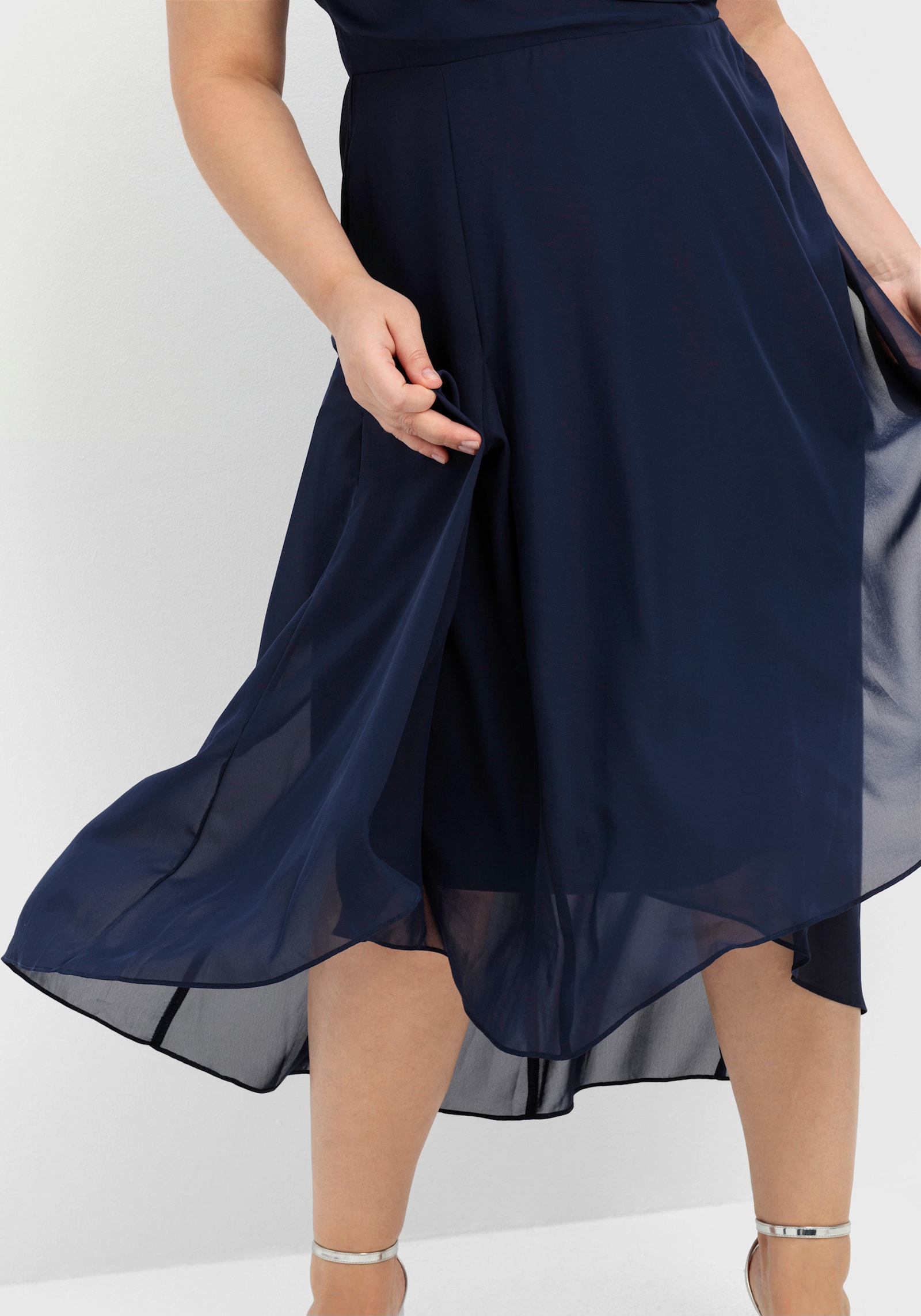 sheego Robe de soirée effet cache-cœur, en mousseline - marine