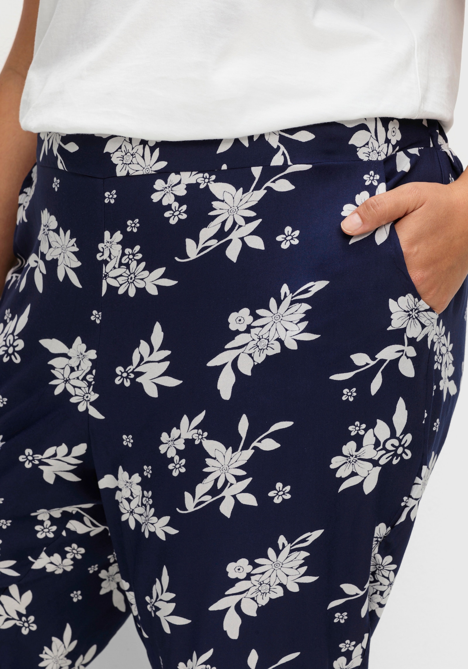 Hose floral bedruckt - nachtblau-weiß-bedruckt