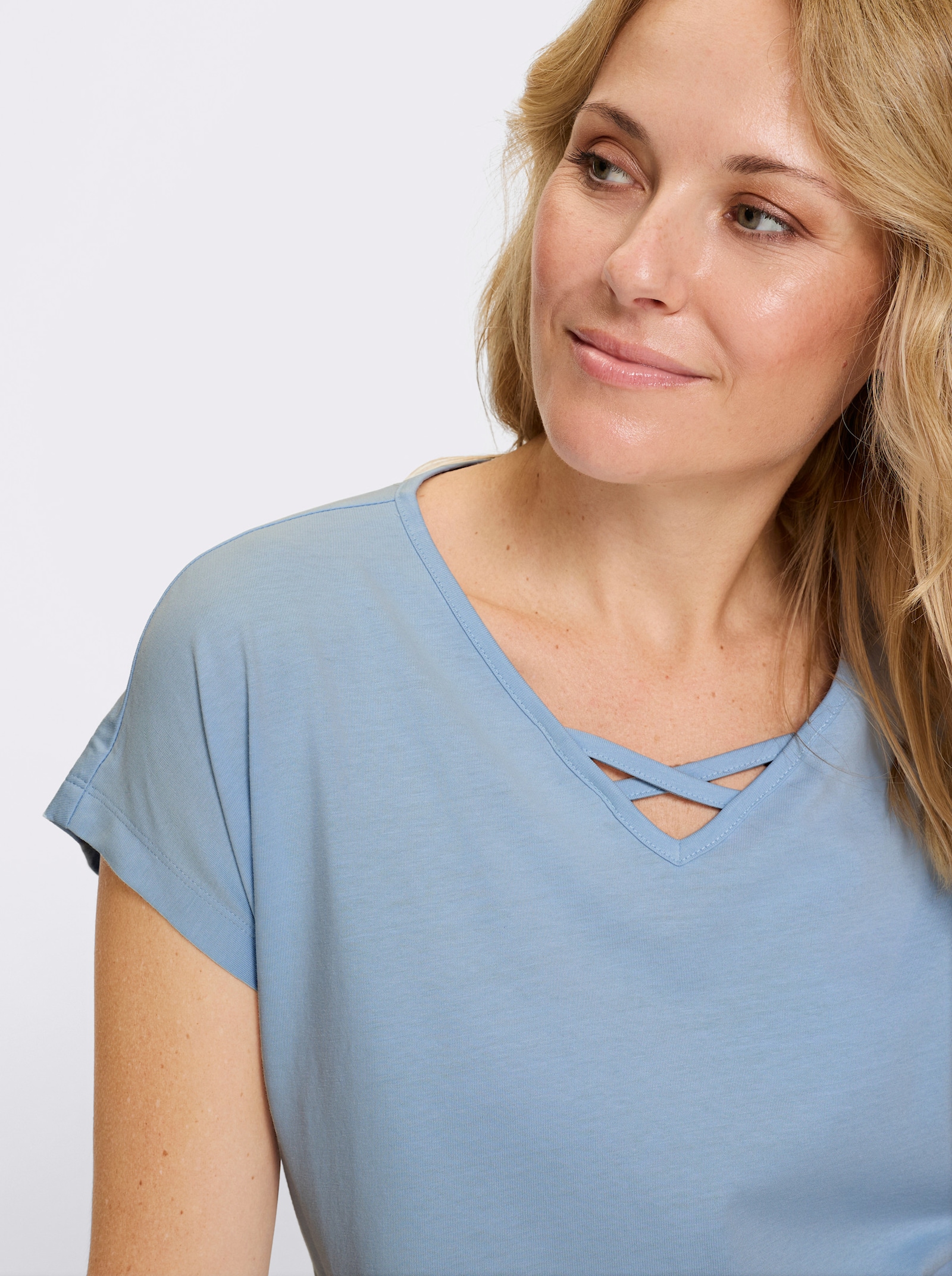 Longshirt mit Zierbändern am Ausschnitt - eisblau