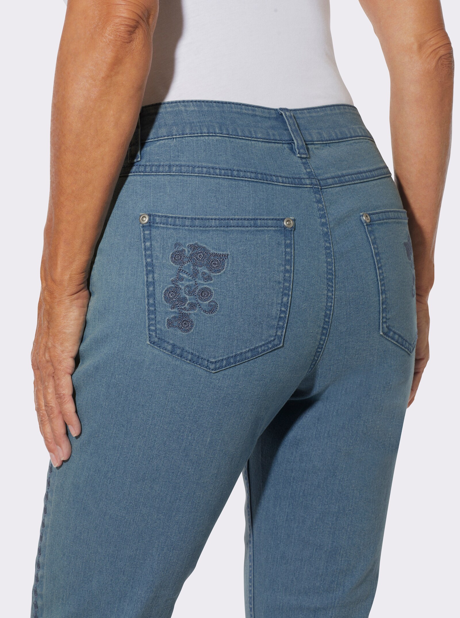 Jeans mit Stickerei - blue-bleached
