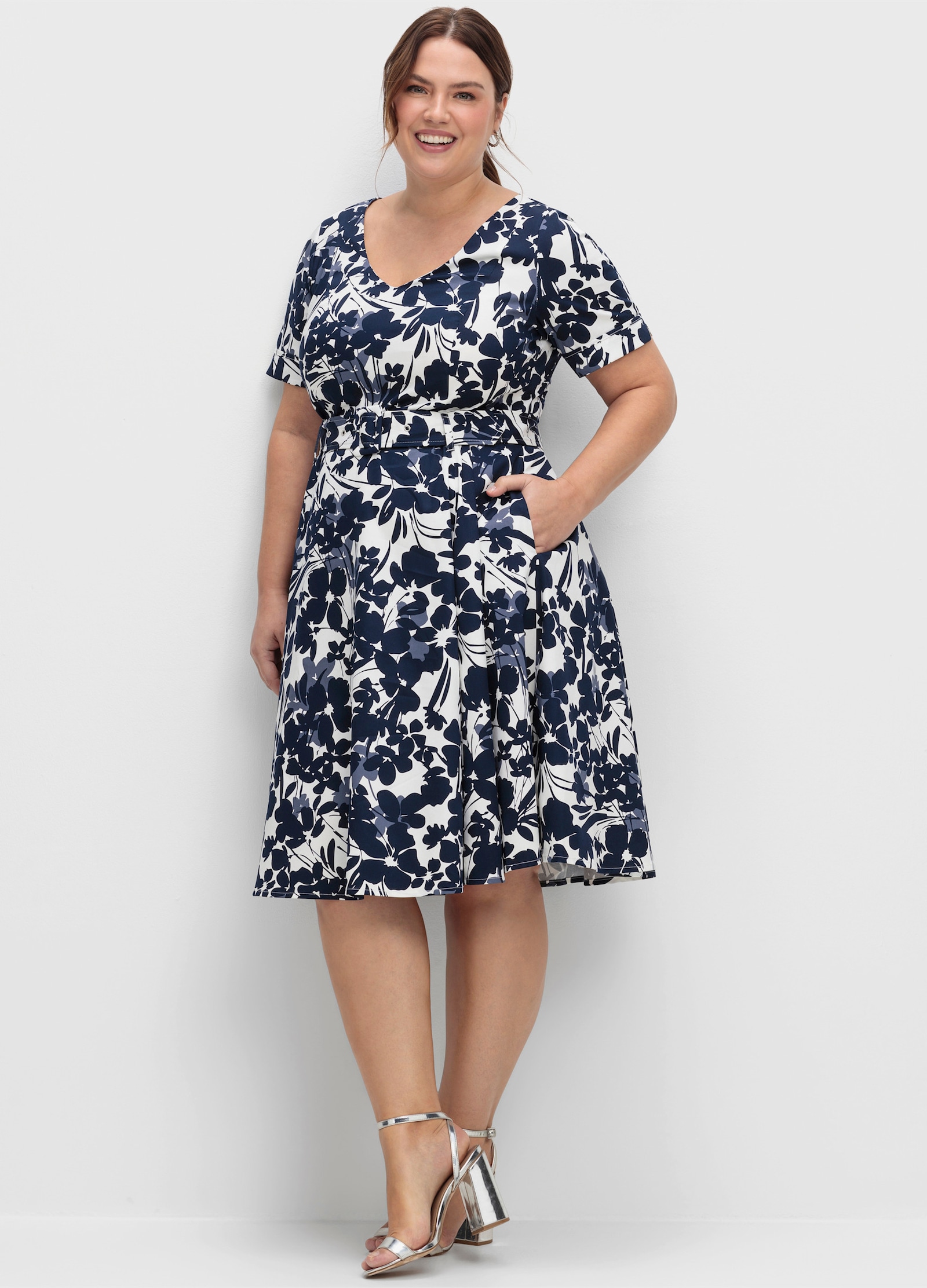 sheego Cocktailkleid mit Blumenprint und Stoffgürtel - marine-gemustert