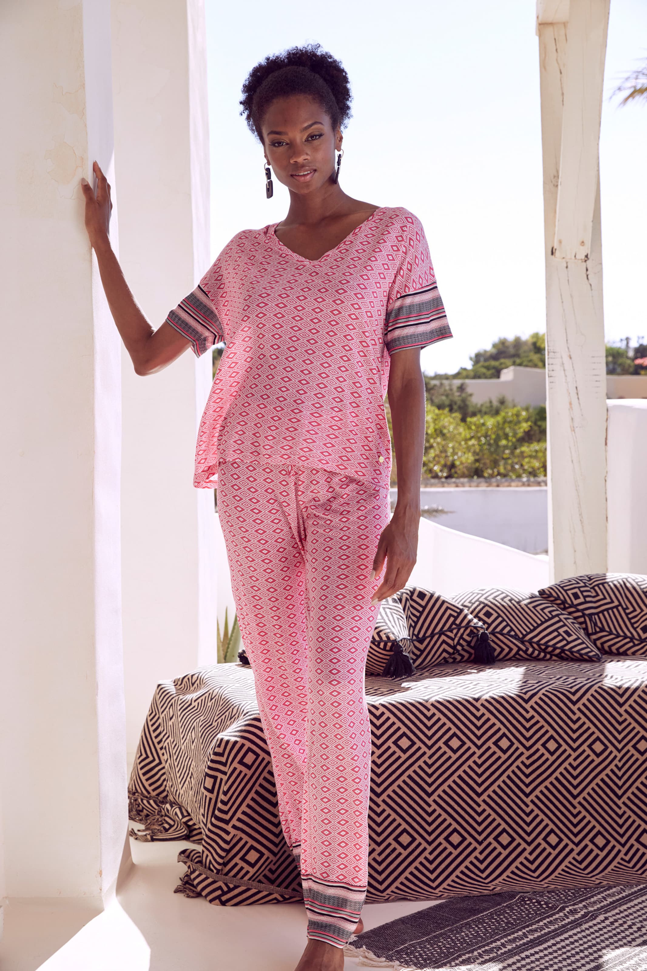 und Rea günstig Kaufen-Pyjamaoberteil in pink gemustert von Vivance Dreams. Pyjamaoberteil in pink gemustert von Vivance Dreams <![CDATA[T-Shirt von Vivance Dreams. Im schönen Ethno-Muster mit Kontrastblende. Angenehme, lockere Passform mit V-Ausschnitt, halben Ärmeln und üb