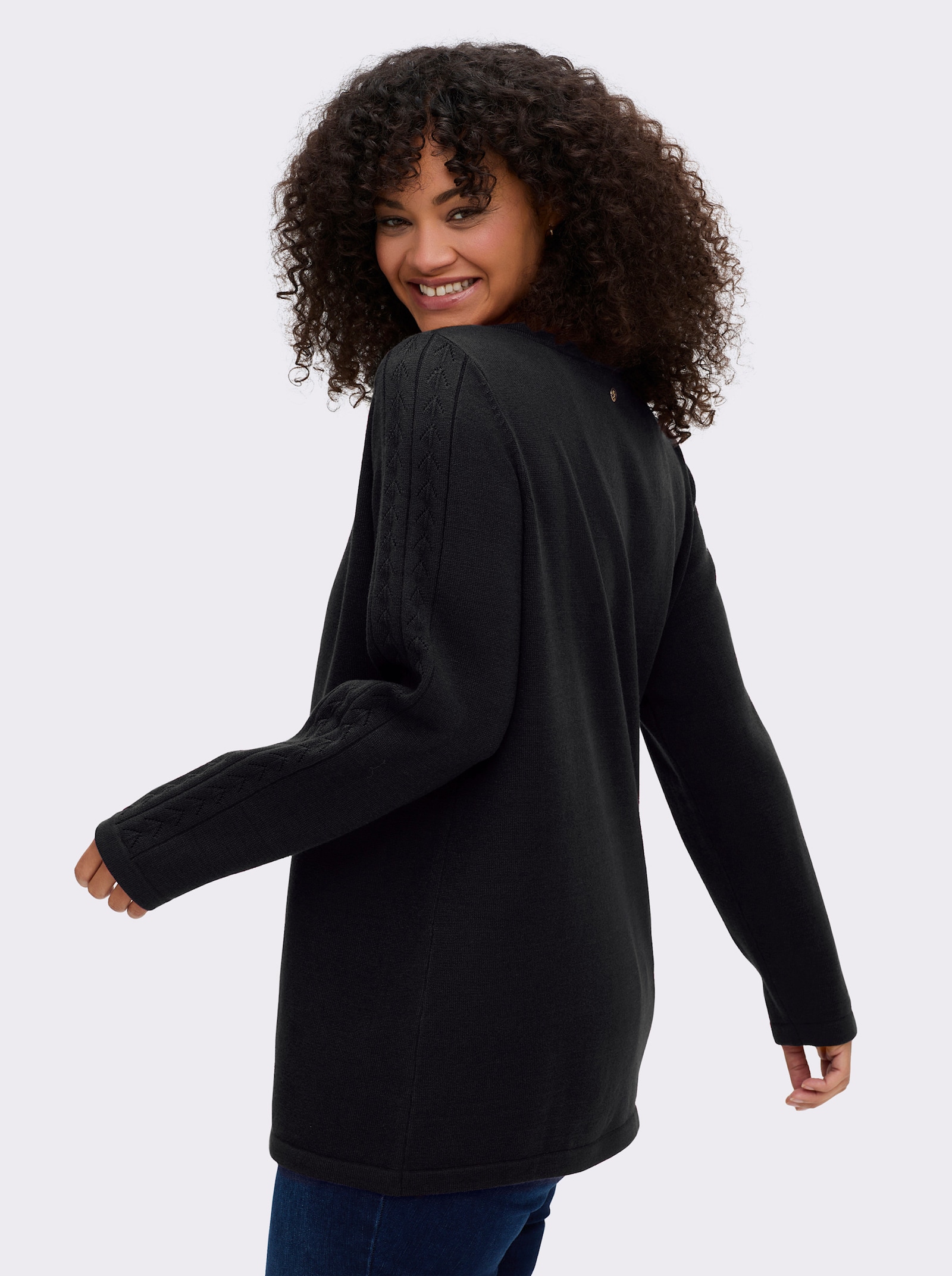 sheego Pullover mit tiefem V-Ausschnitt und Ösenverzierung - schwarz