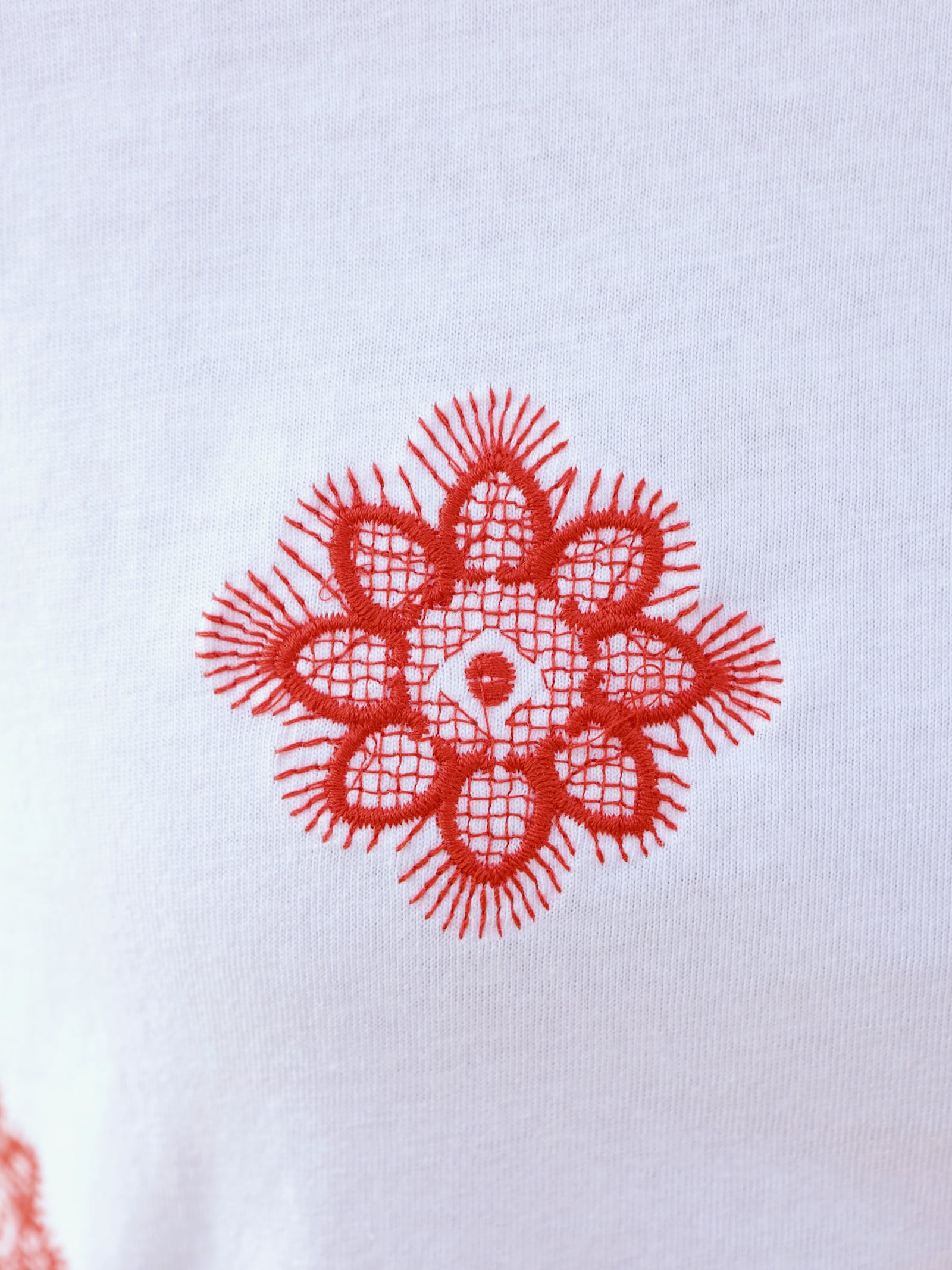 heine Kurzarmshirt mit Blumen-Stickereien - weiß-erdbeere-gemustert