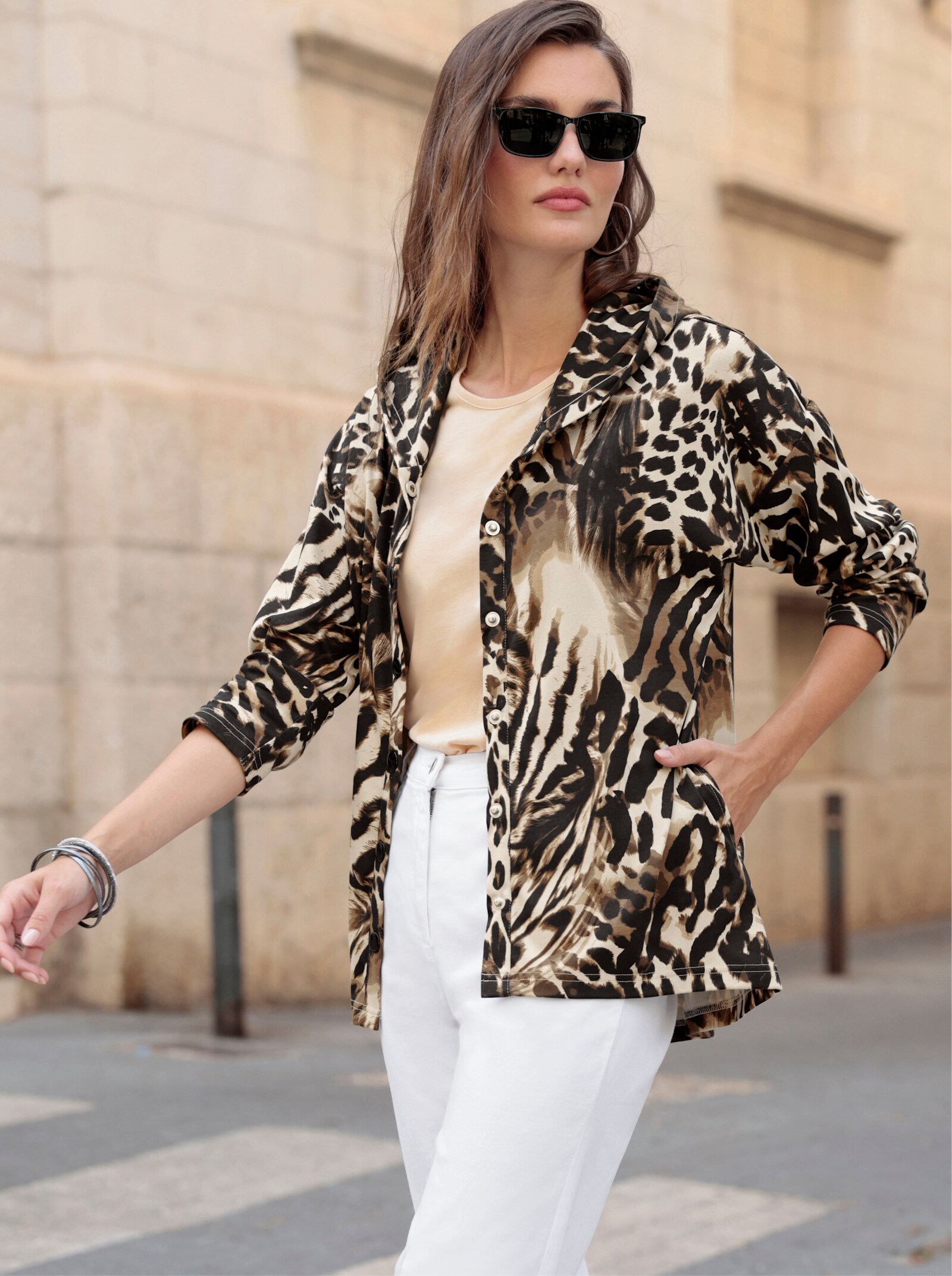 Sweatjacke mit Druckknopfleiste - schwarz-sand-bedruckt