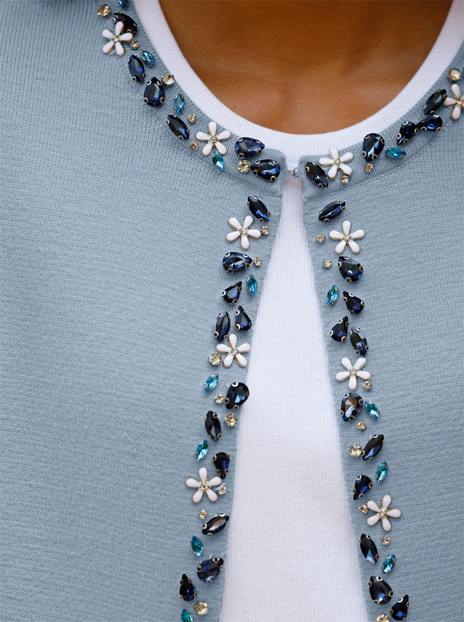 heine Strickjacke mit Schmucksteinen - hellblau