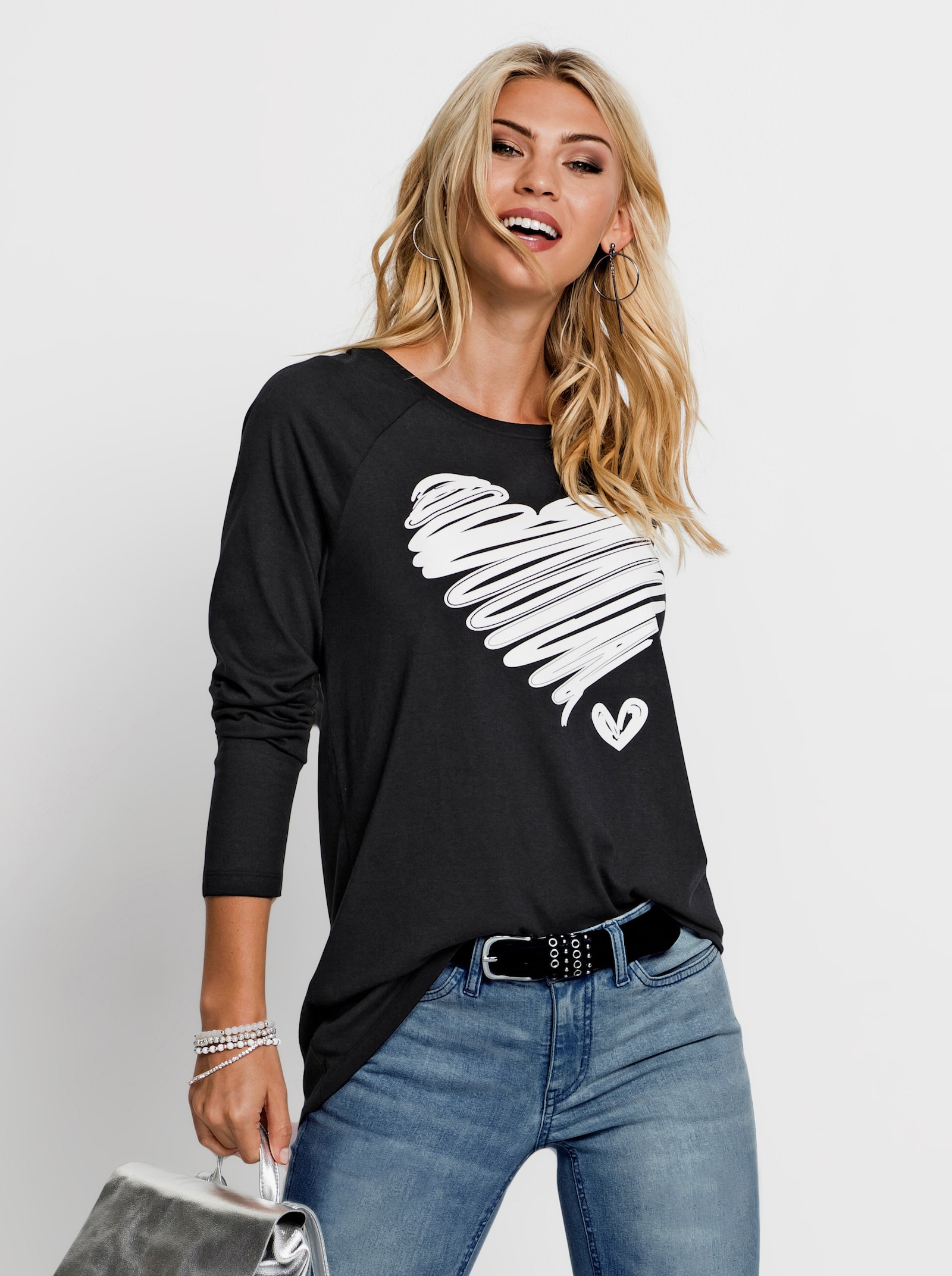 Rundhalsshirt mit Herz-Print vorne - schwarz