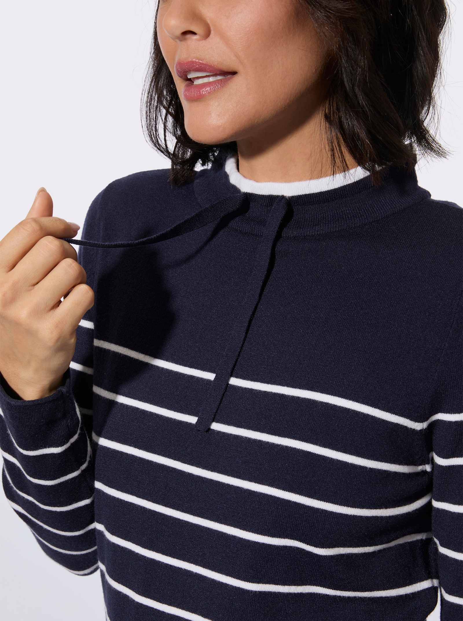 Stehkragenpullover mit sportiven Details - marine-ecru-geringelt