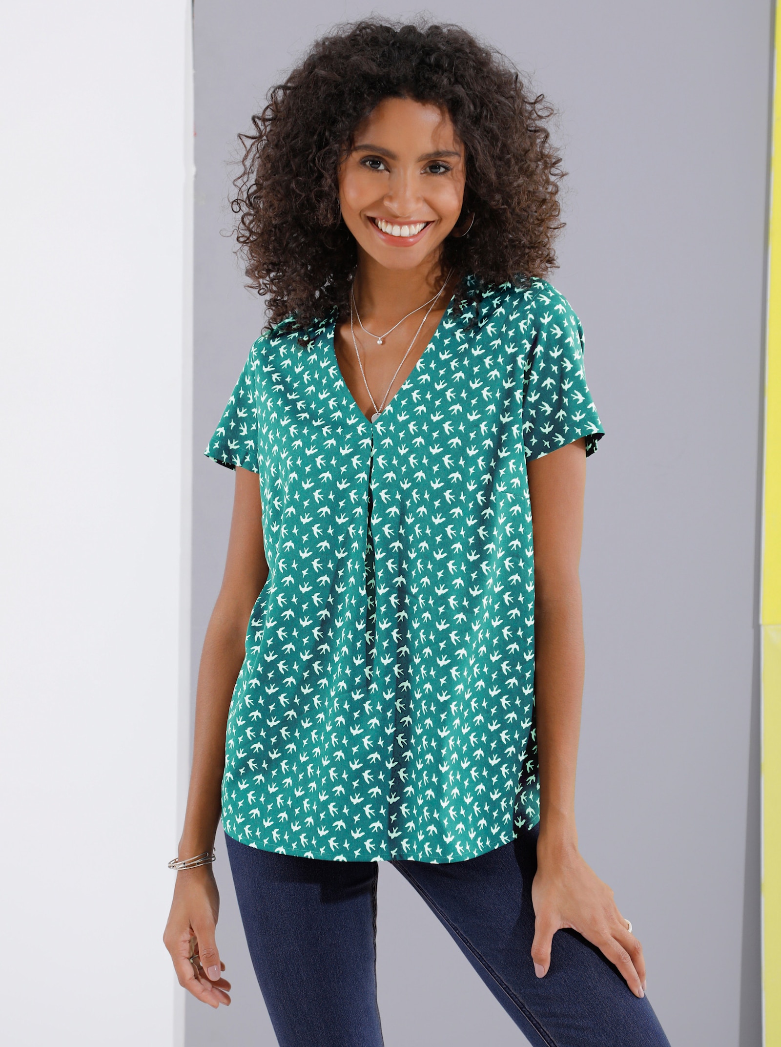Comfortblouse met zwaluwpatroon - lagune bedrukt