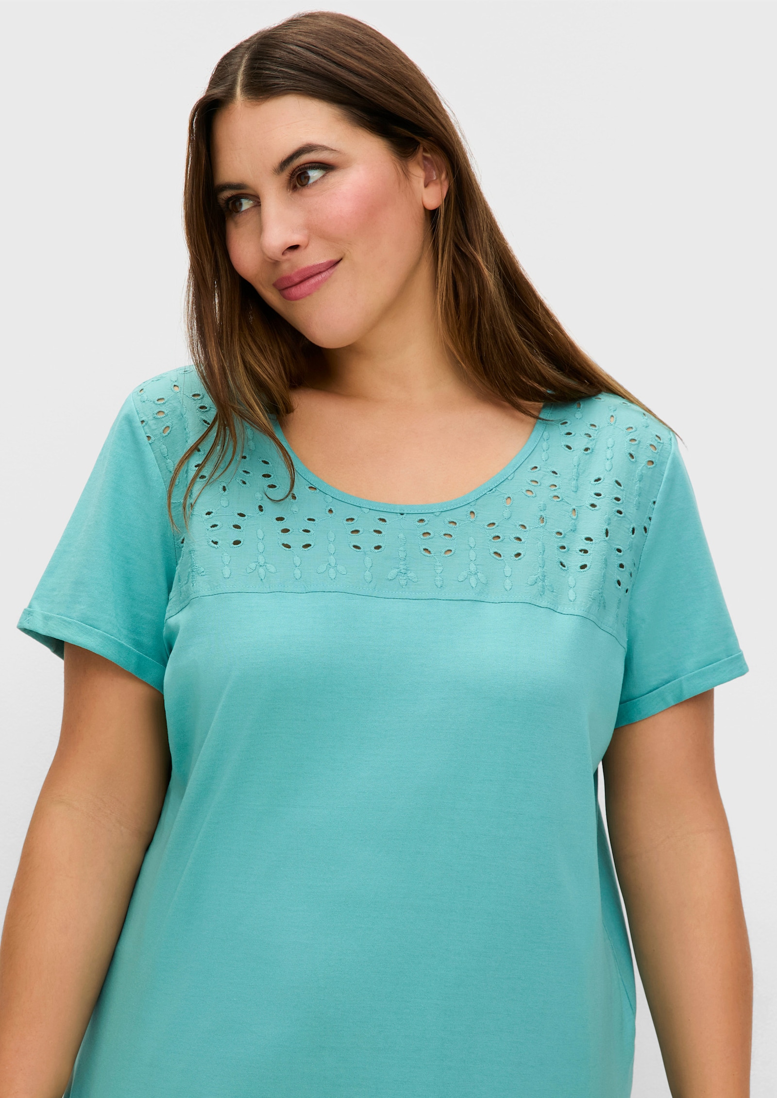 sheego Shirt mit Lochstickerei-Passe - ozean