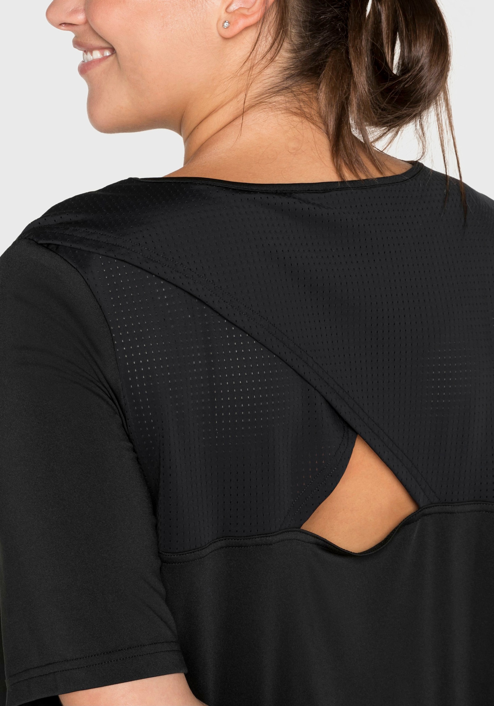 sheego Functioneel shirt in lang model, cut-out achter - zwart