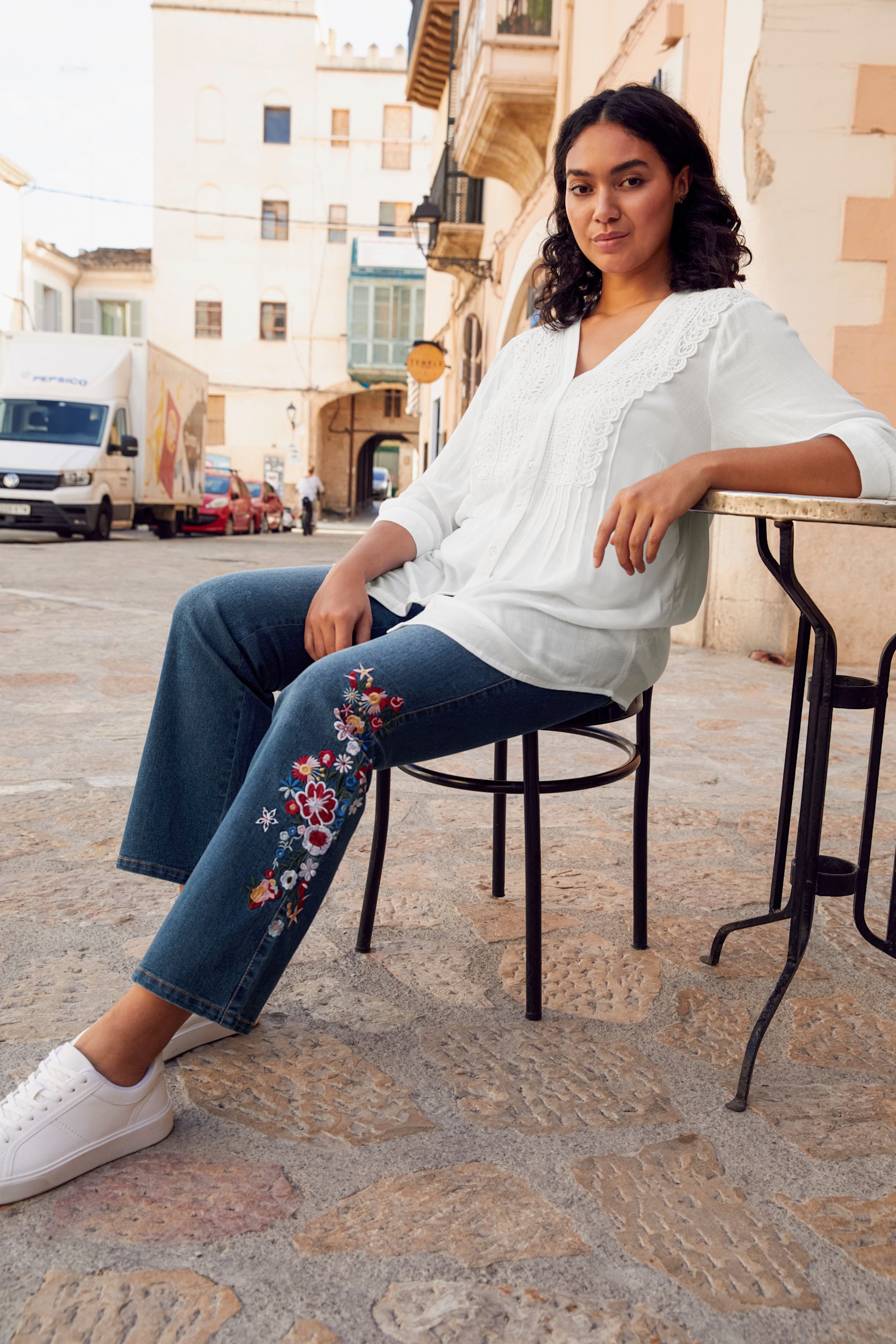 sheego by Joe Browns Crêpebluse mit Biesen und Häkelspitze - weiß