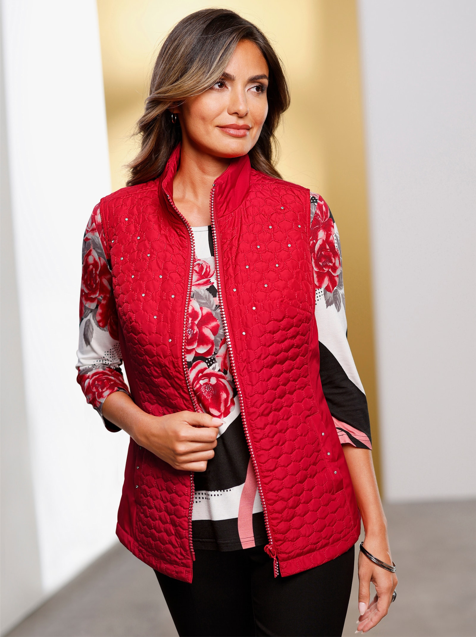 Prošívaná vesta s pajetkami - červená