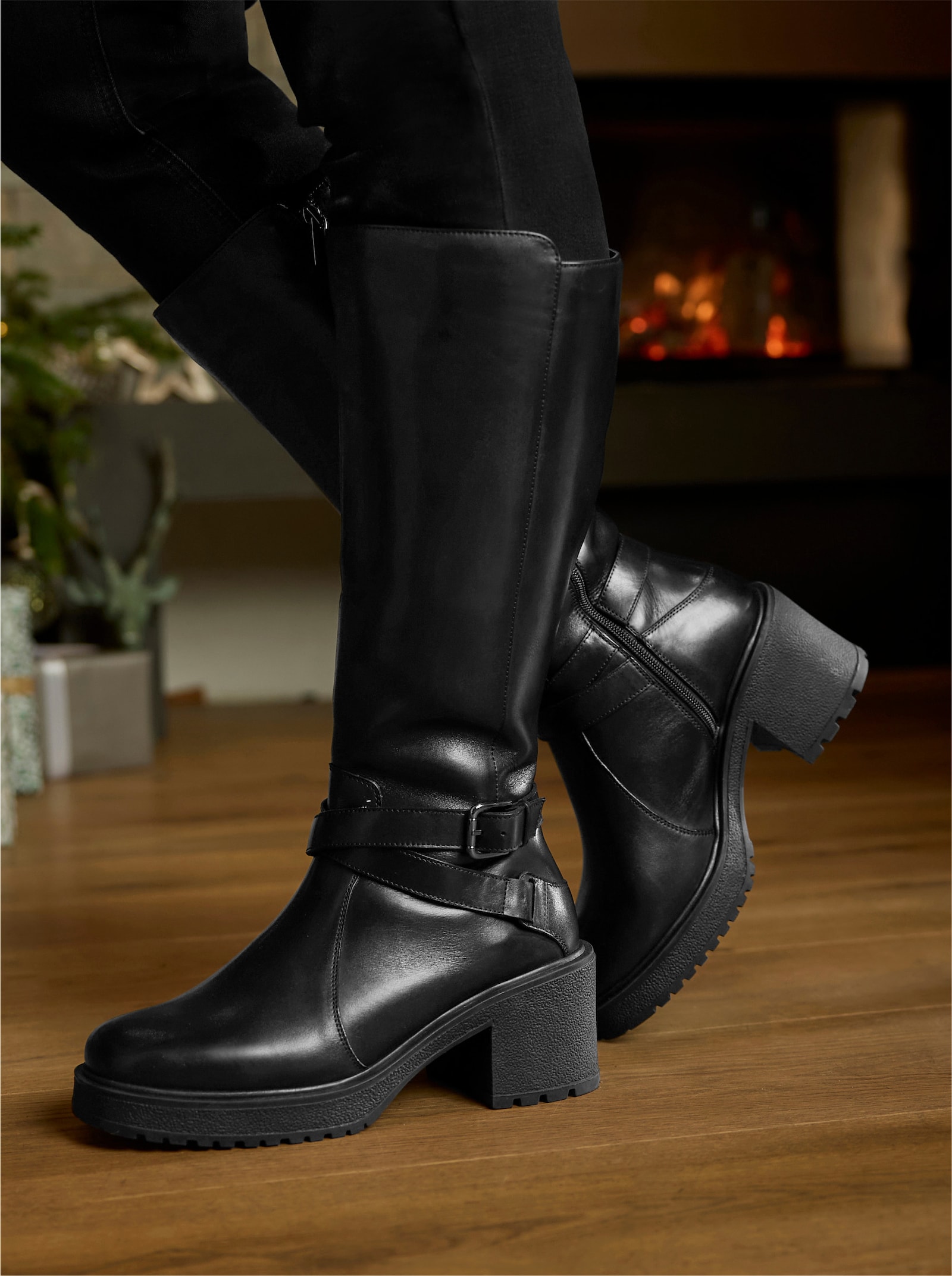 sheego Weitschaftstiefel mit Zierband und Plateausohle - schwarz