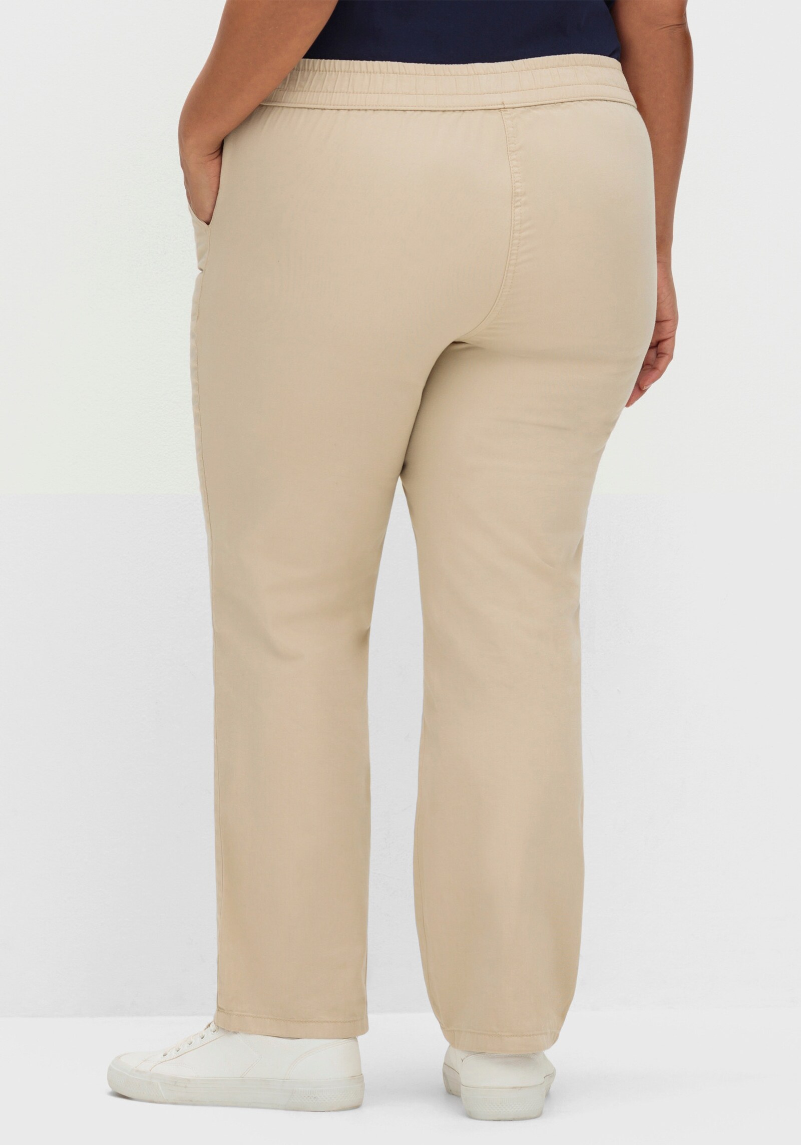 Schlupfjeans mit gesmoktem Bund - sand