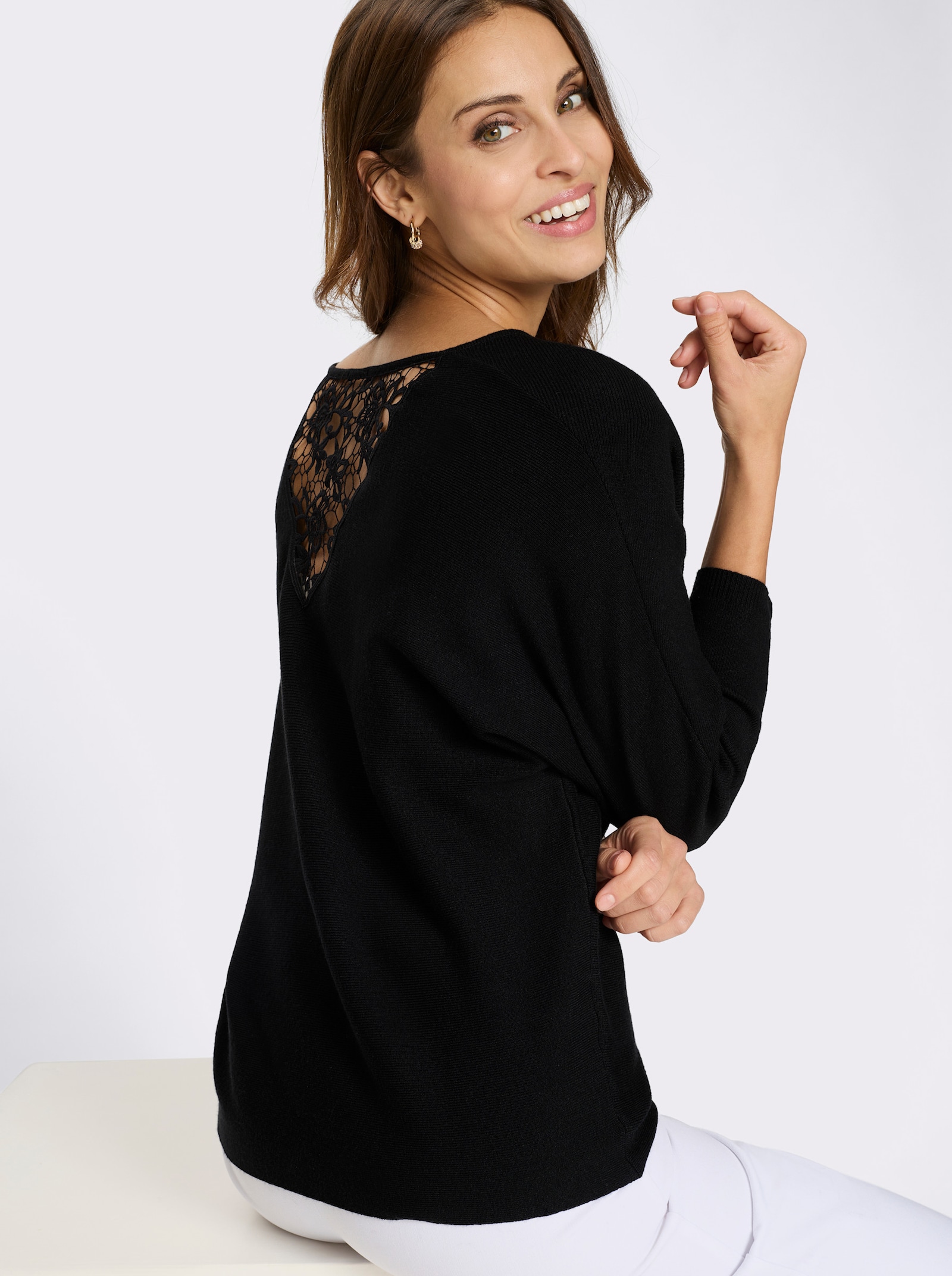 Fledermauspullover mit Spitzen-Einsatz im Rücken - schwarz
