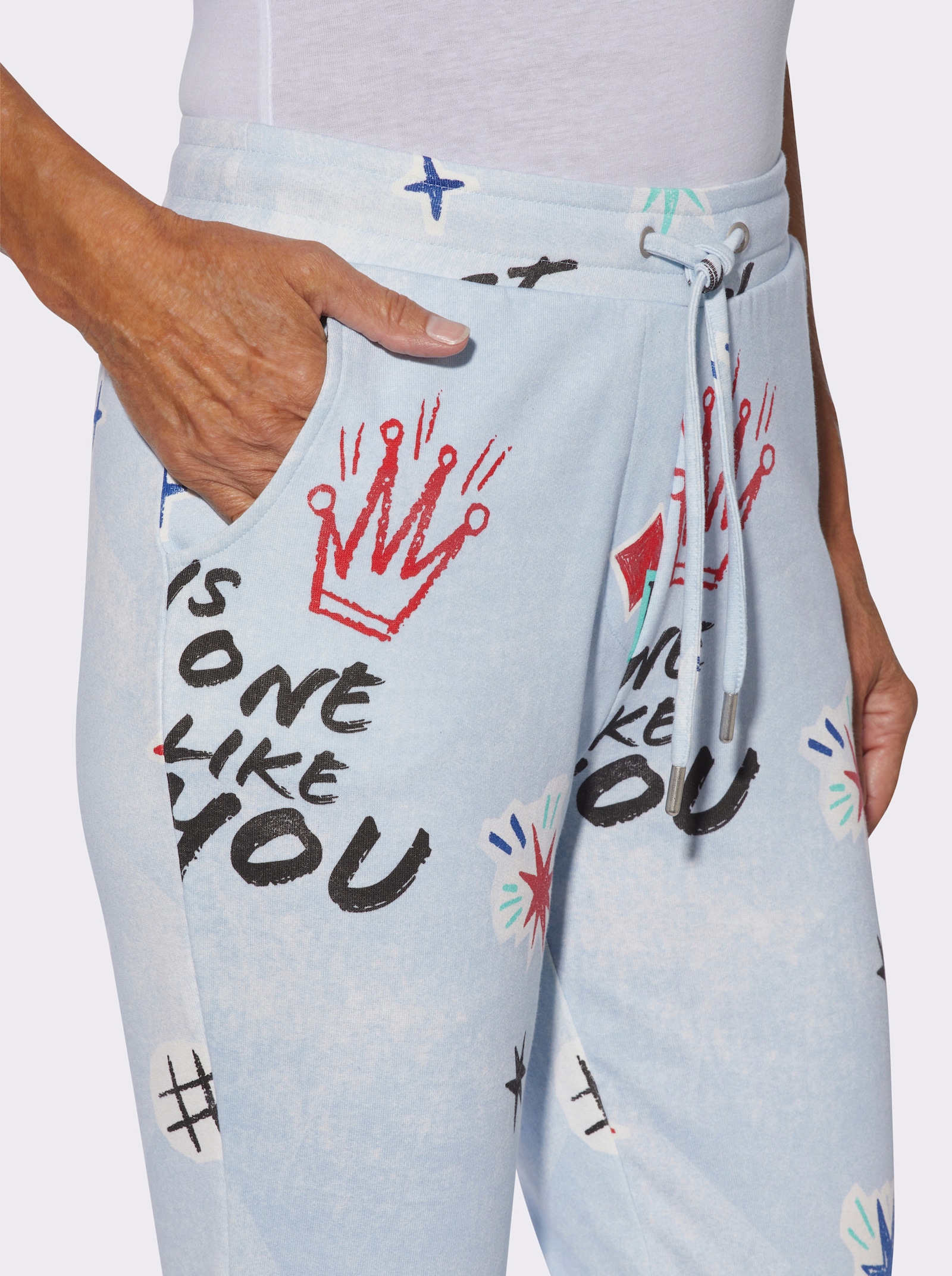 Sweathose in Jeans-Optik mit Druck-Motiven - hellblau-rot-bedruckt