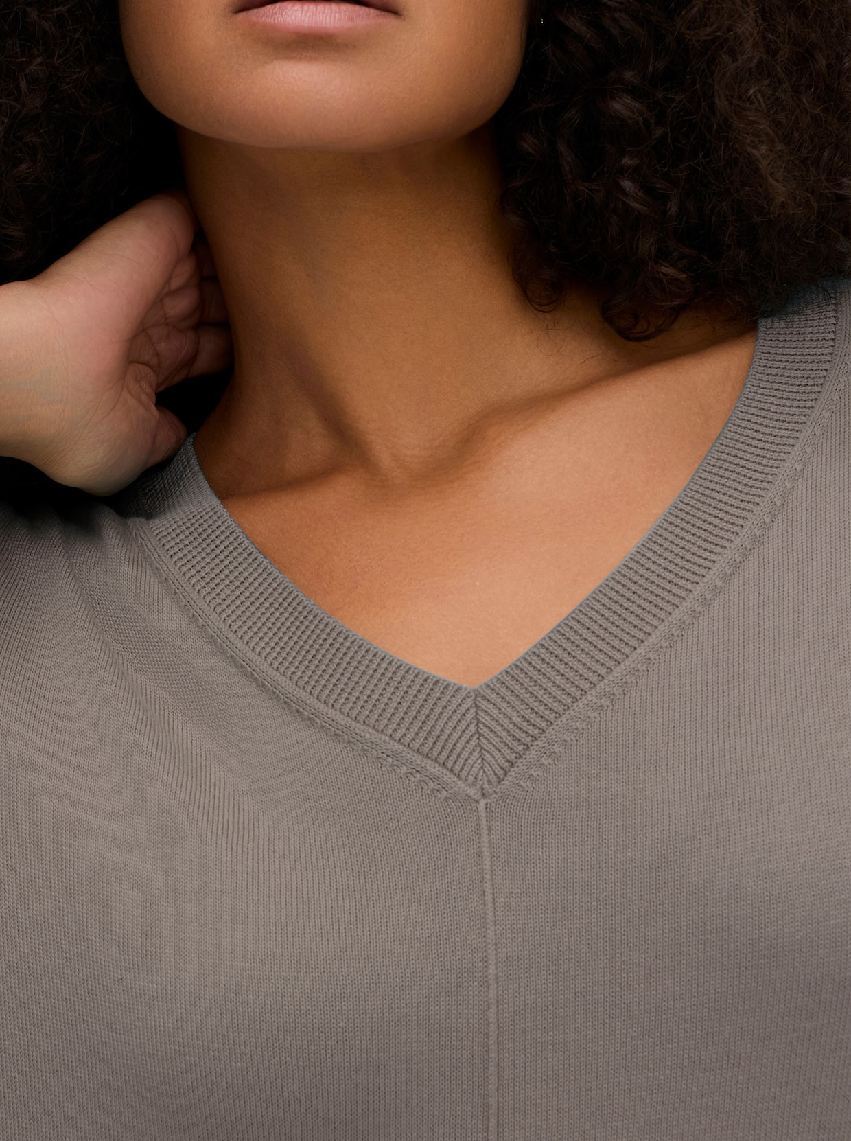 V-Ausschnitt-Pullover mit Biesen vorne - taupe