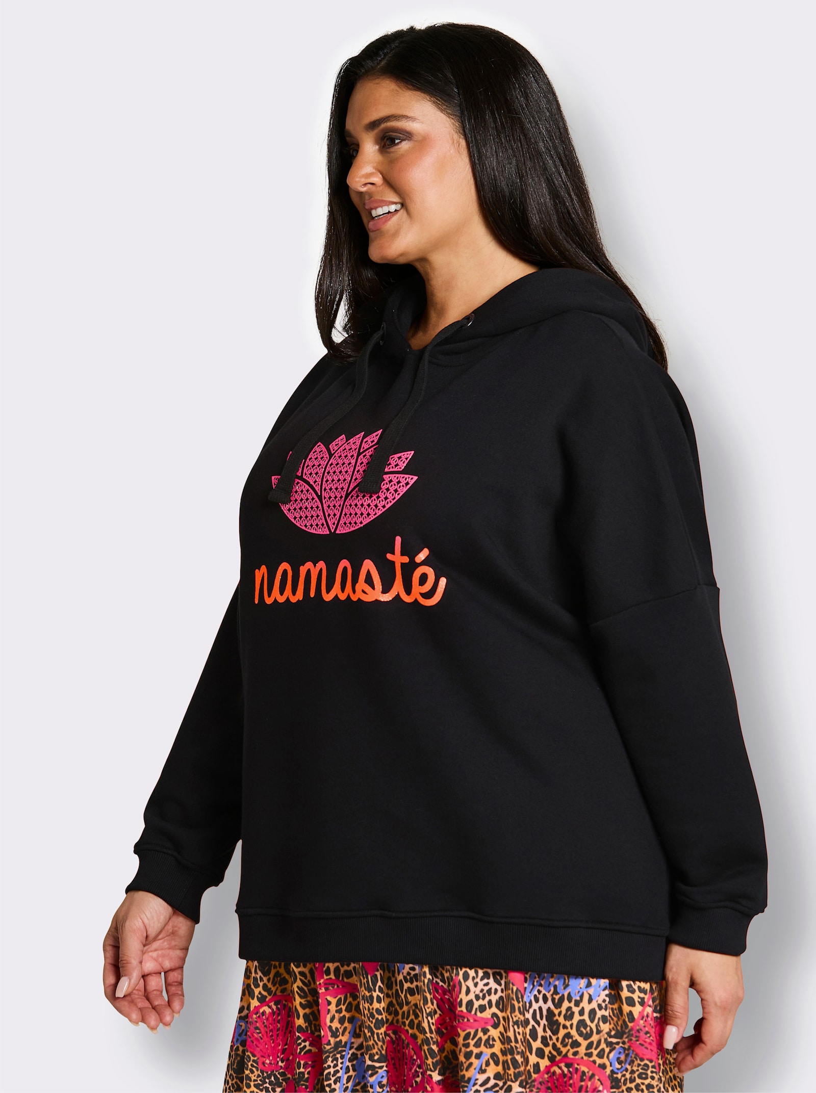 sheego loves miss goodlife Hoodie mit Statementprint - schwarz-pink-bedruckt