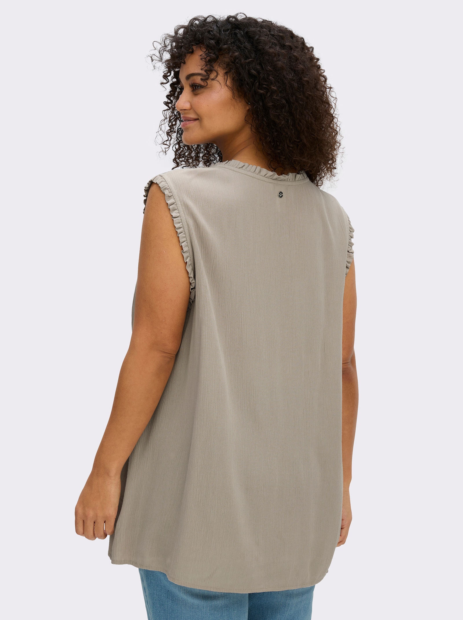 sheego Ärmellose Bluse mit Rüschen und Stickerei - sesam
