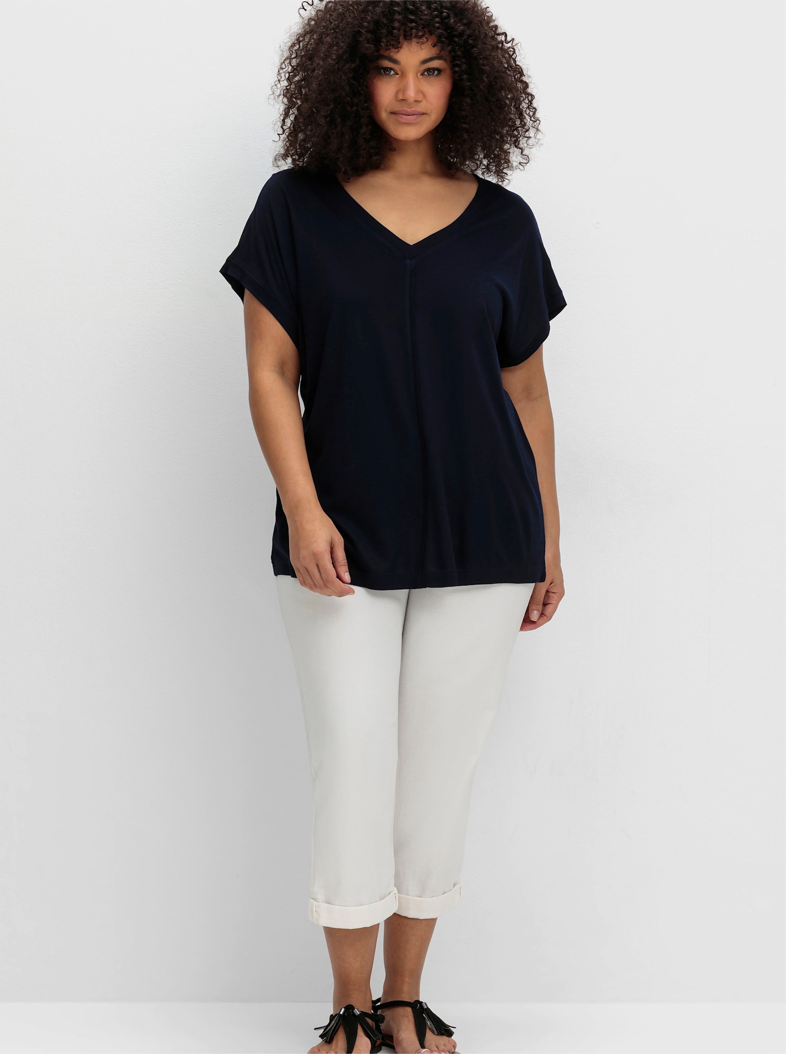 sheego T-Shirt mit V-Ausschnitt und Zierpaspel vorne - tiefblau