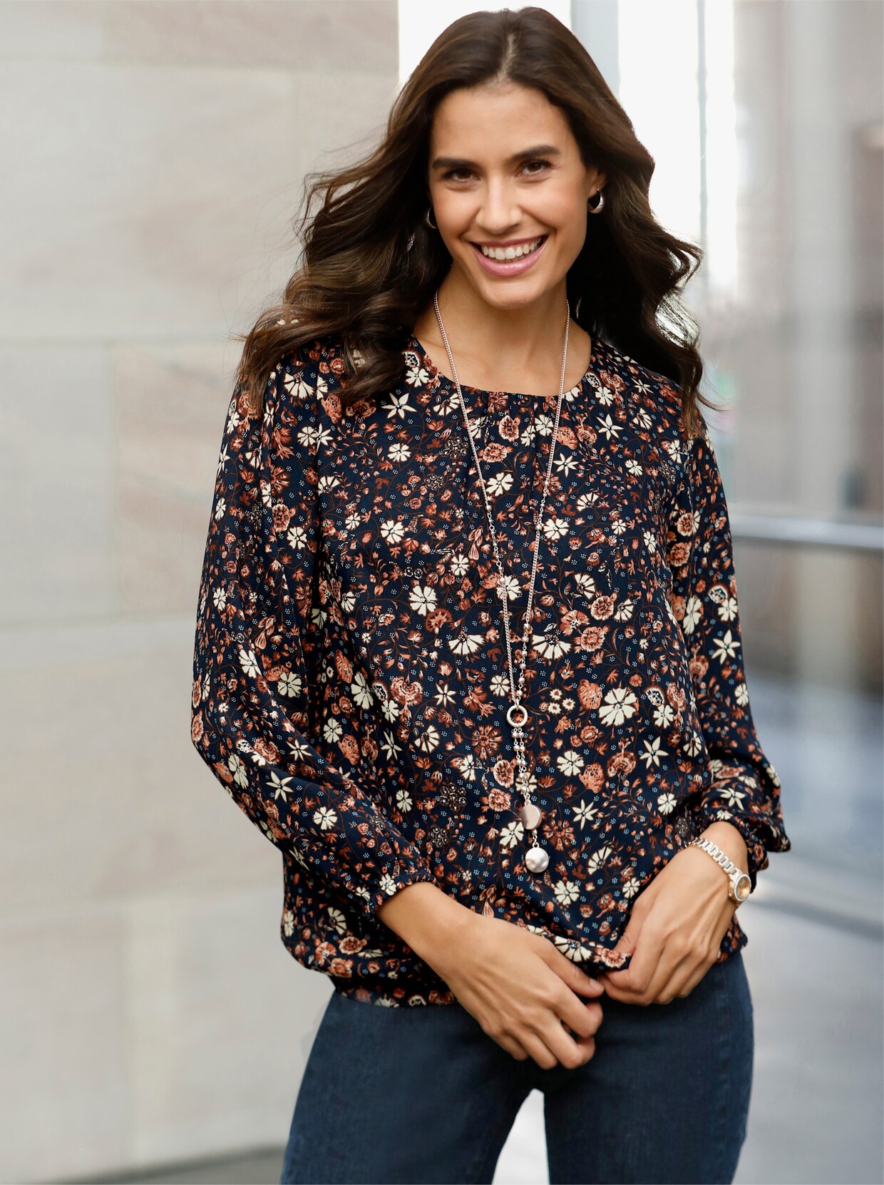 Comfortabele blouse - marine/bruin bedrukt