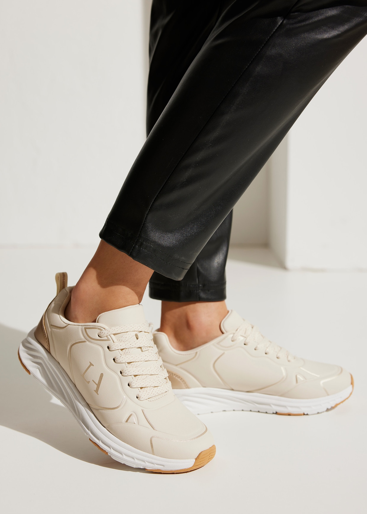 LASCANA Sneaker - beige/goldfarben