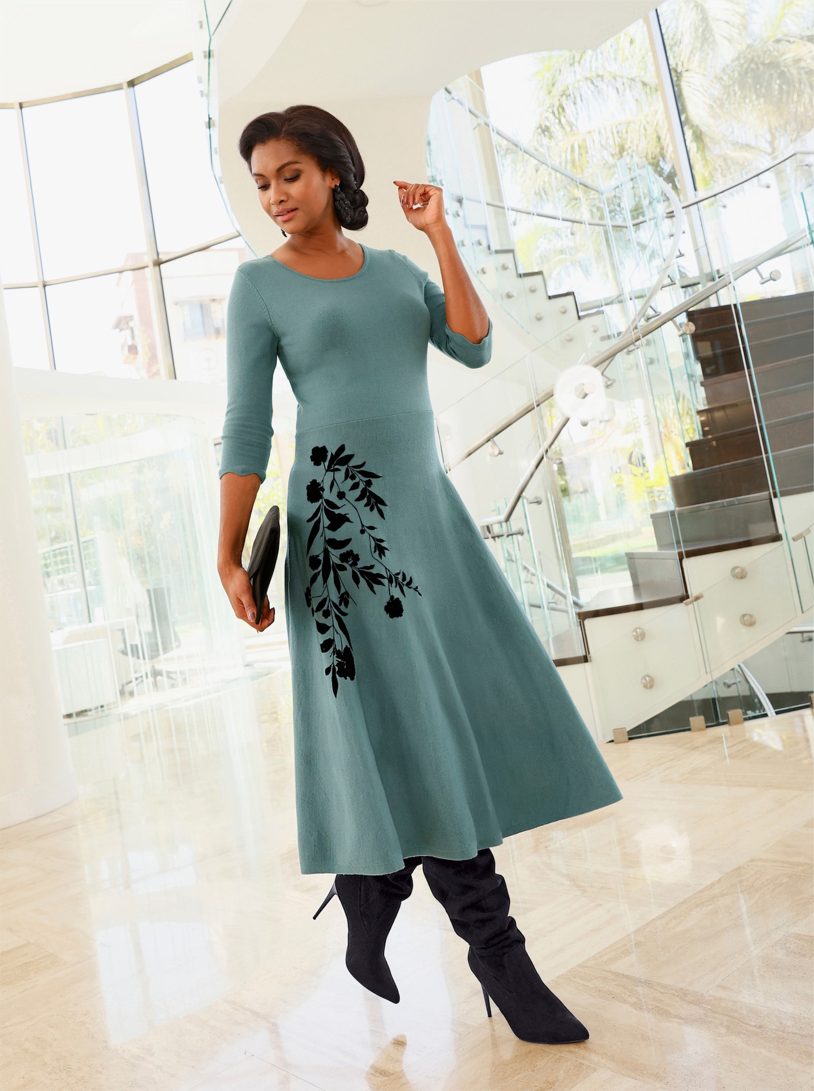 Strickkleid mit samtigem Flockdruck - jade