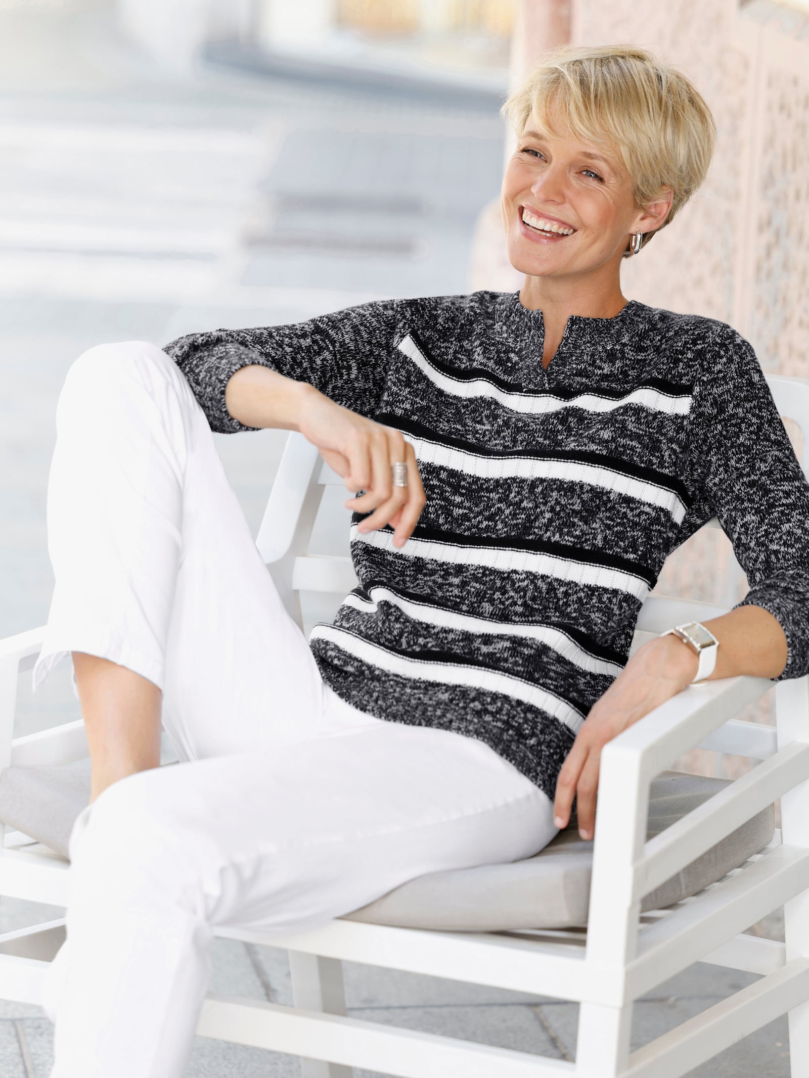 Svetr s dlouhým rukávem a proužkovaným vzorem - černá-bílá-vzor