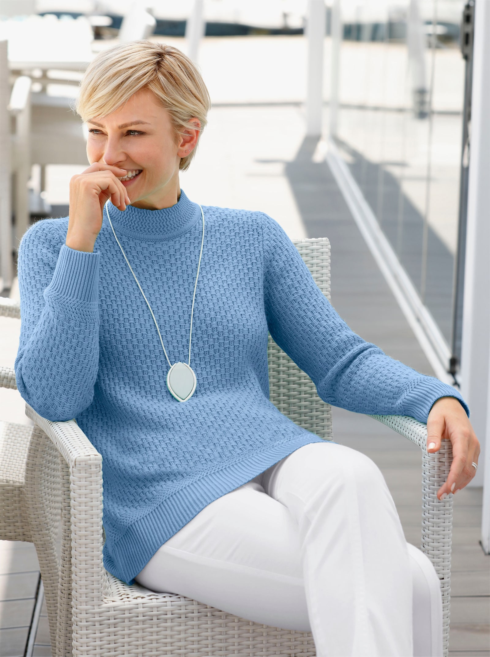 Pulóver so stojačikom a štruk.vzorom - modrá