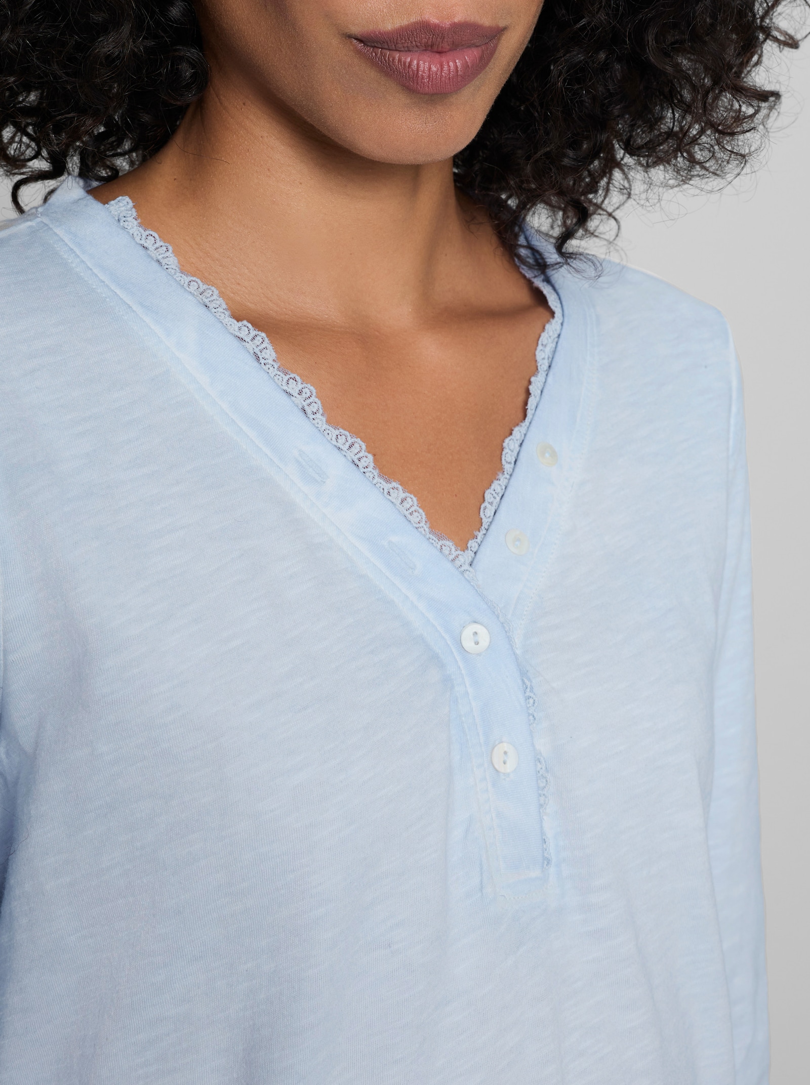 heine V-Shirt mit Spitze - eisblau