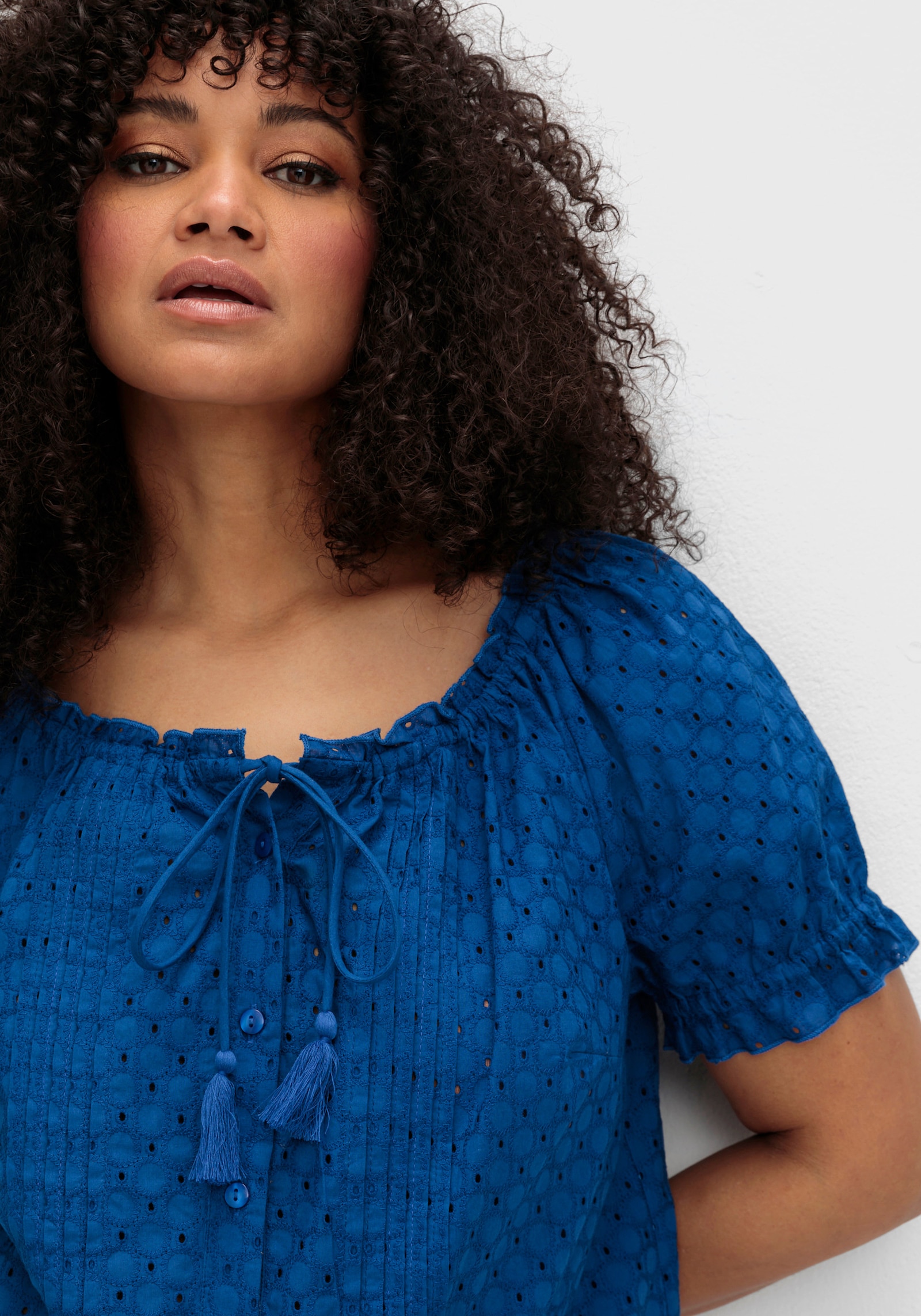 sheego by Joe Browns Blouse met korte mouwen, ajourwerk en carmenhals - bosbes