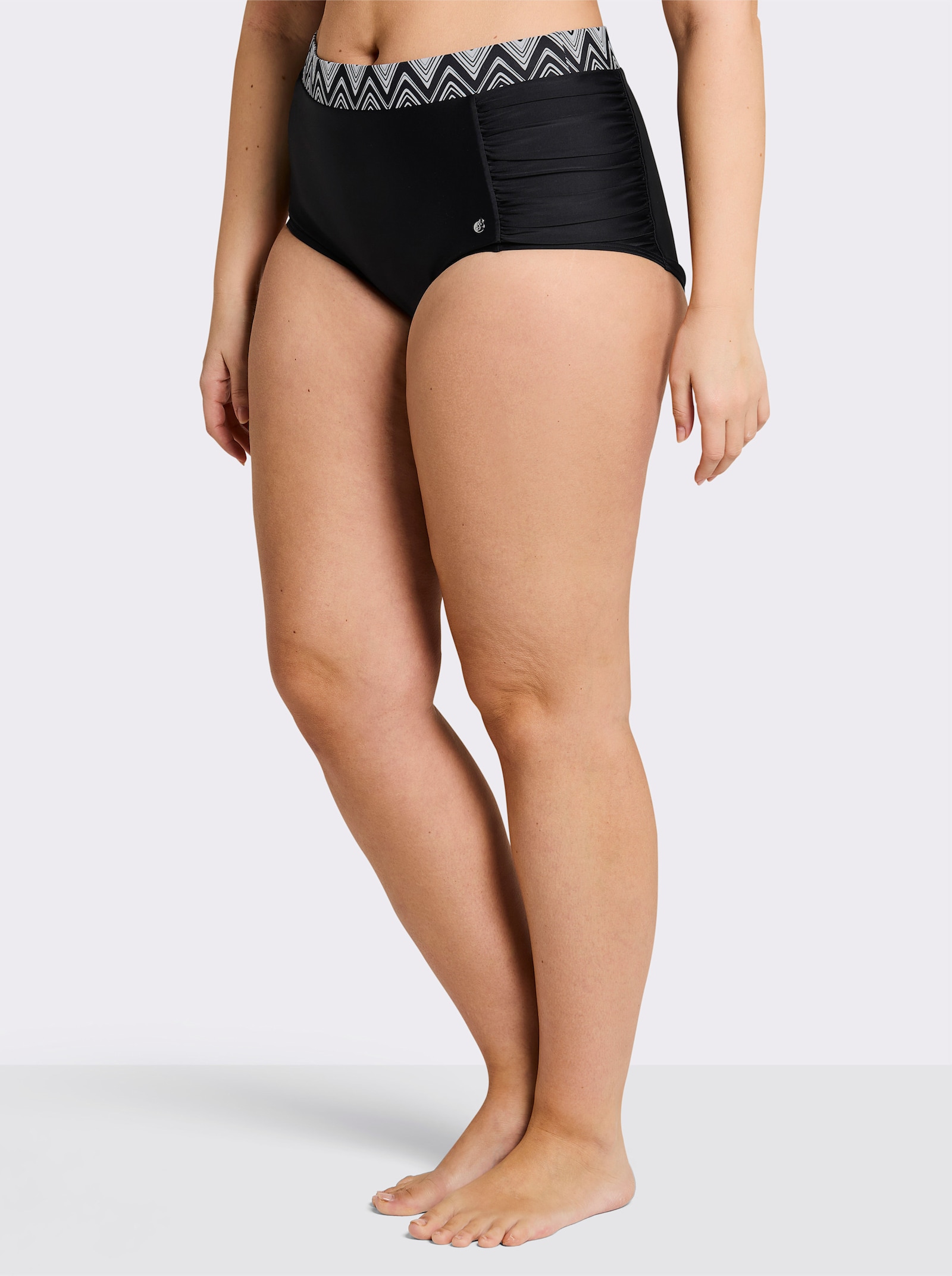 sheego Bikini-Hose mit seitlicher Raffung und Shaping-Effekt - schwarz