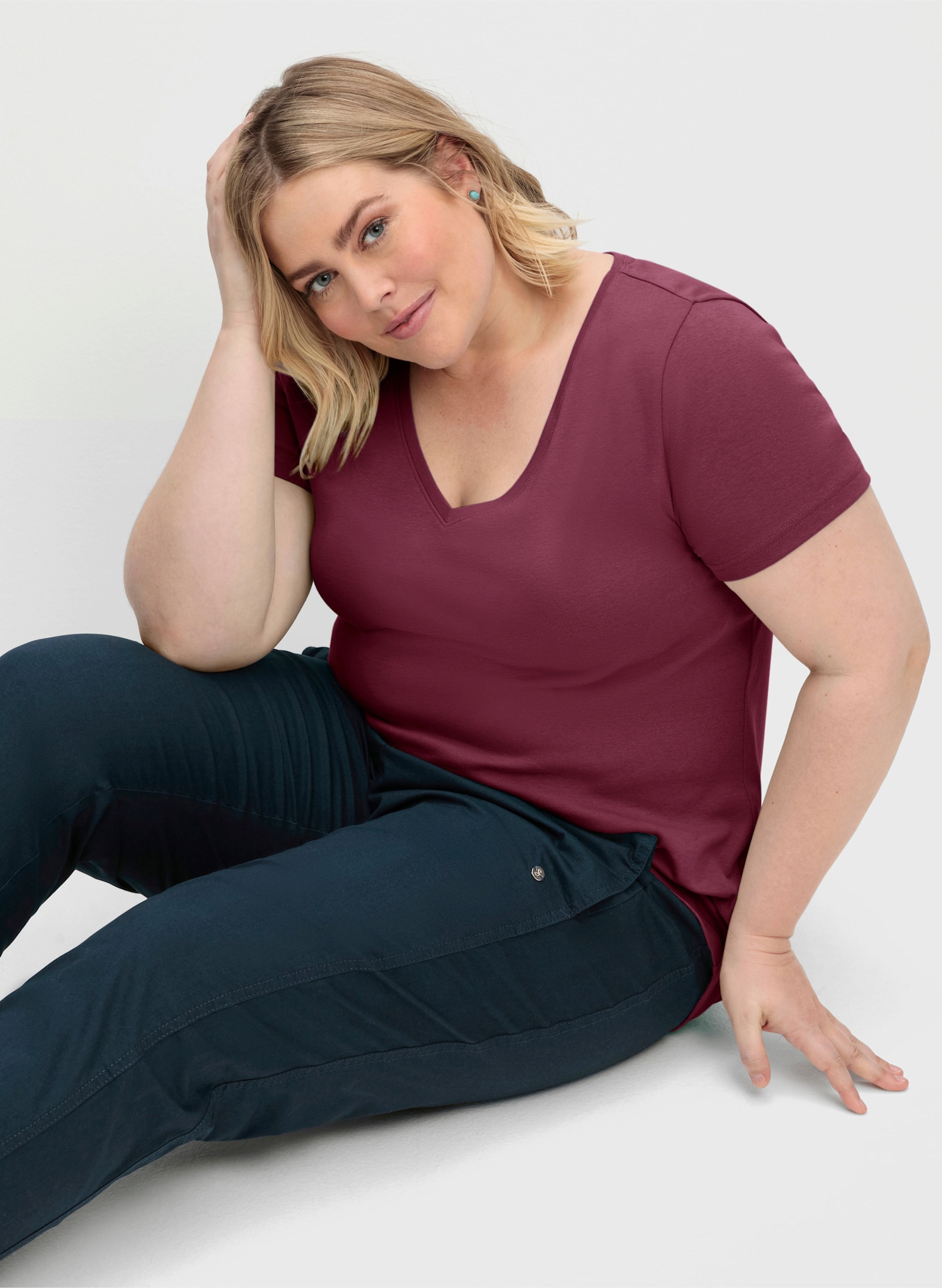 sheego T-Shirt mit V-Ausschnitt, Rippqualität - bordeaux