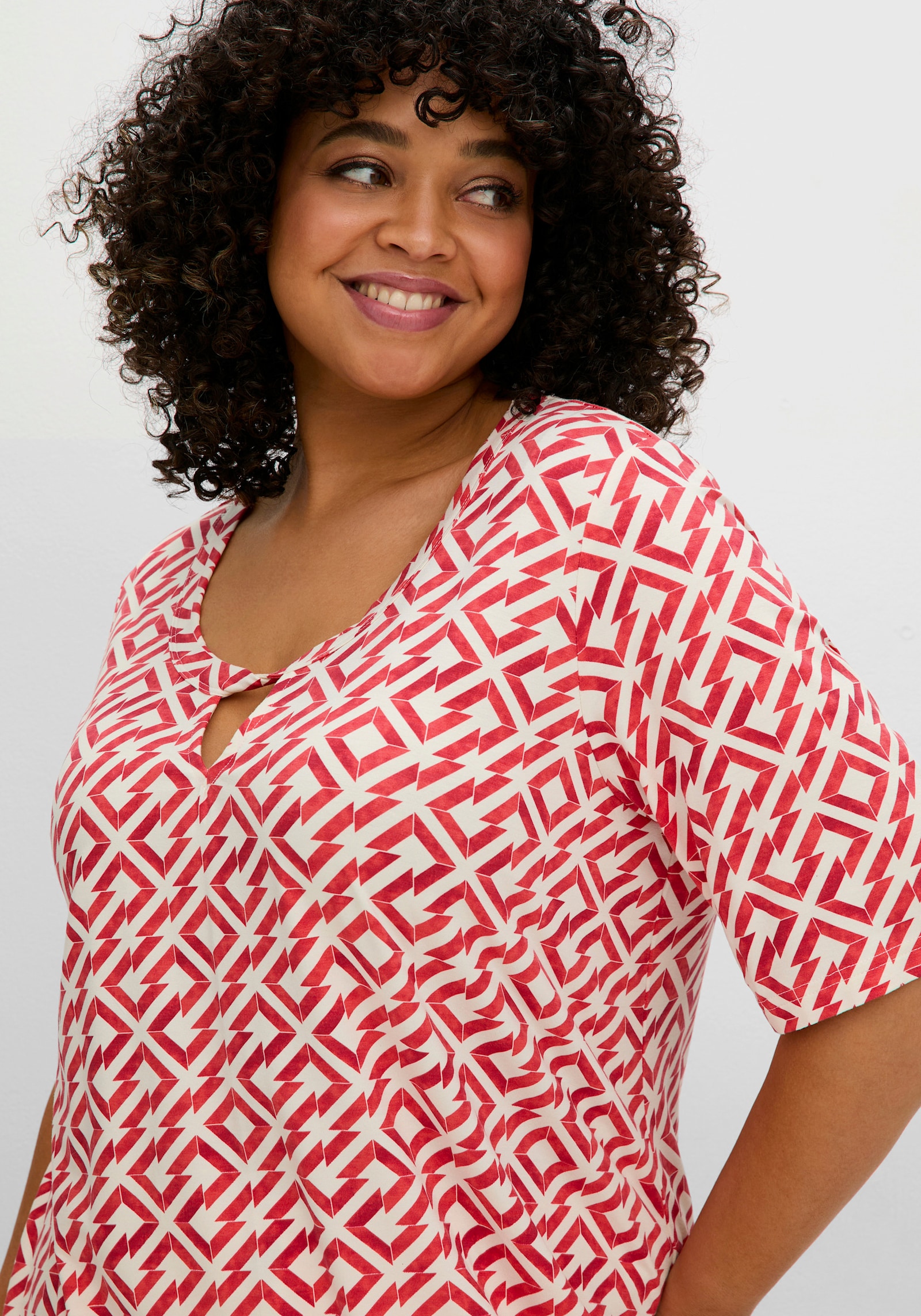 sheego Shirt mit Alloverdruck und Cut-out vorn - hummer-gemustert