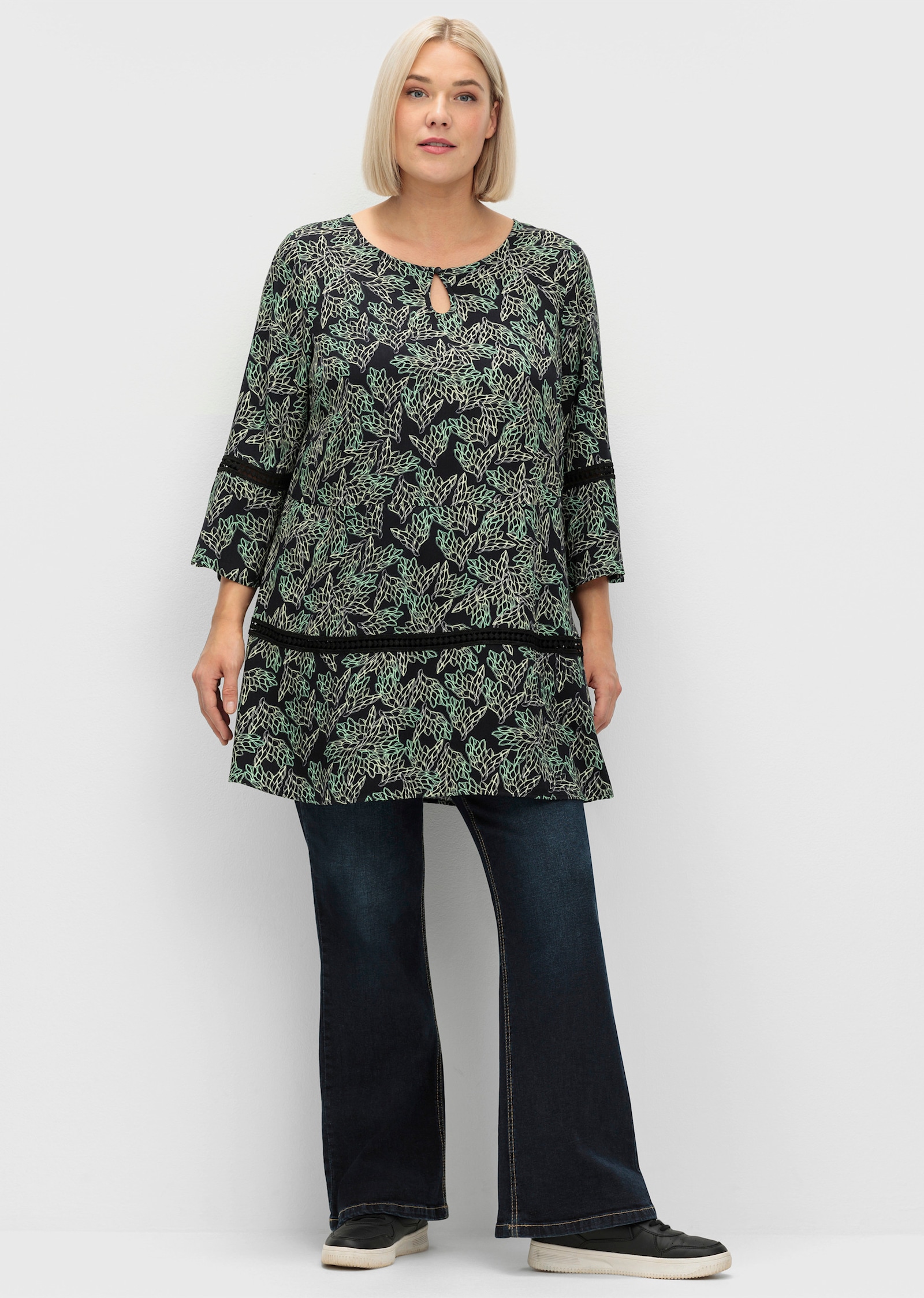 sheego Tunika mit floralem Print und Lochmusterdetails - schwarz-grün