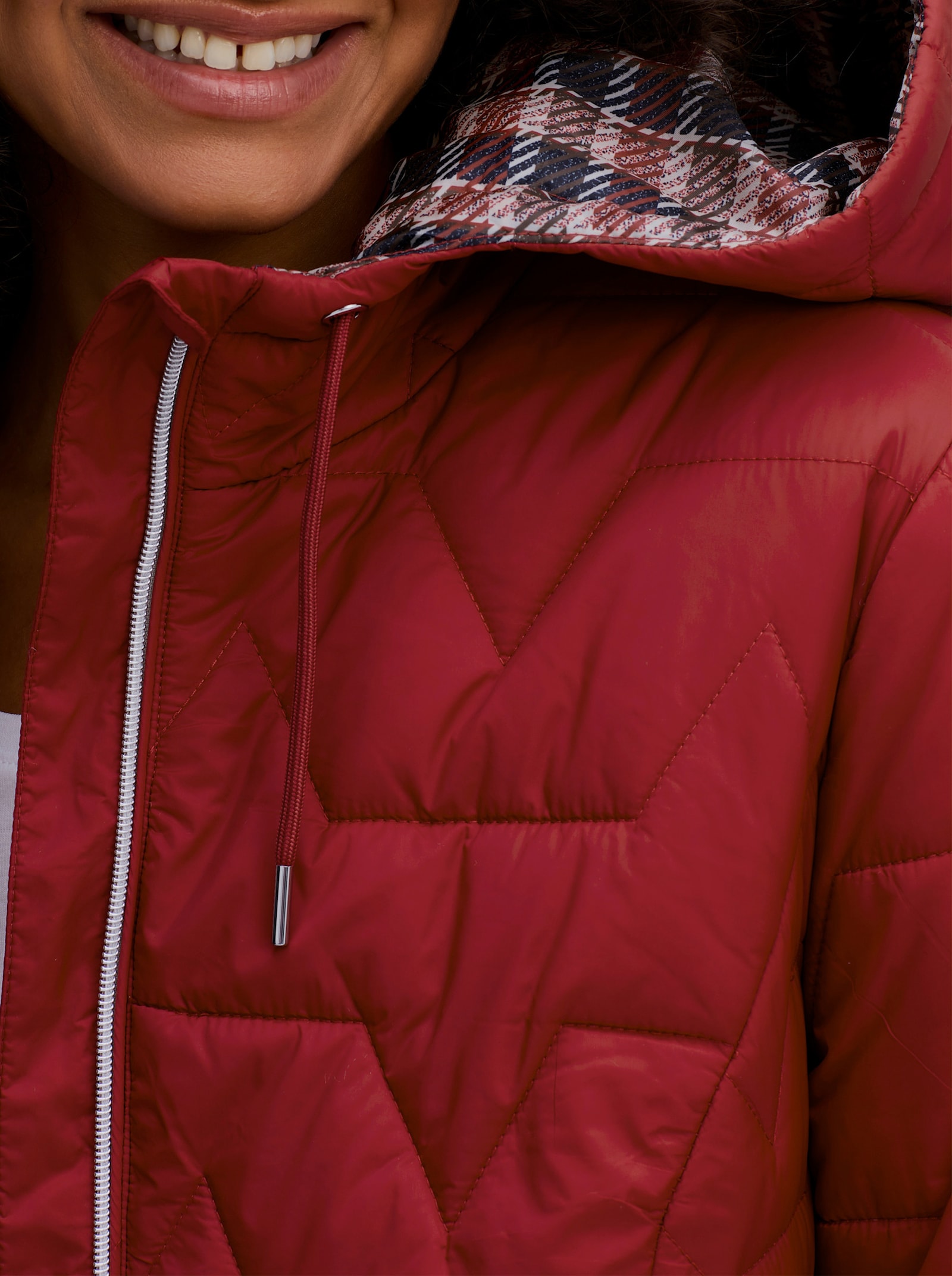 sheego Steppjacke mit kariertem Innenfutter - kirsche