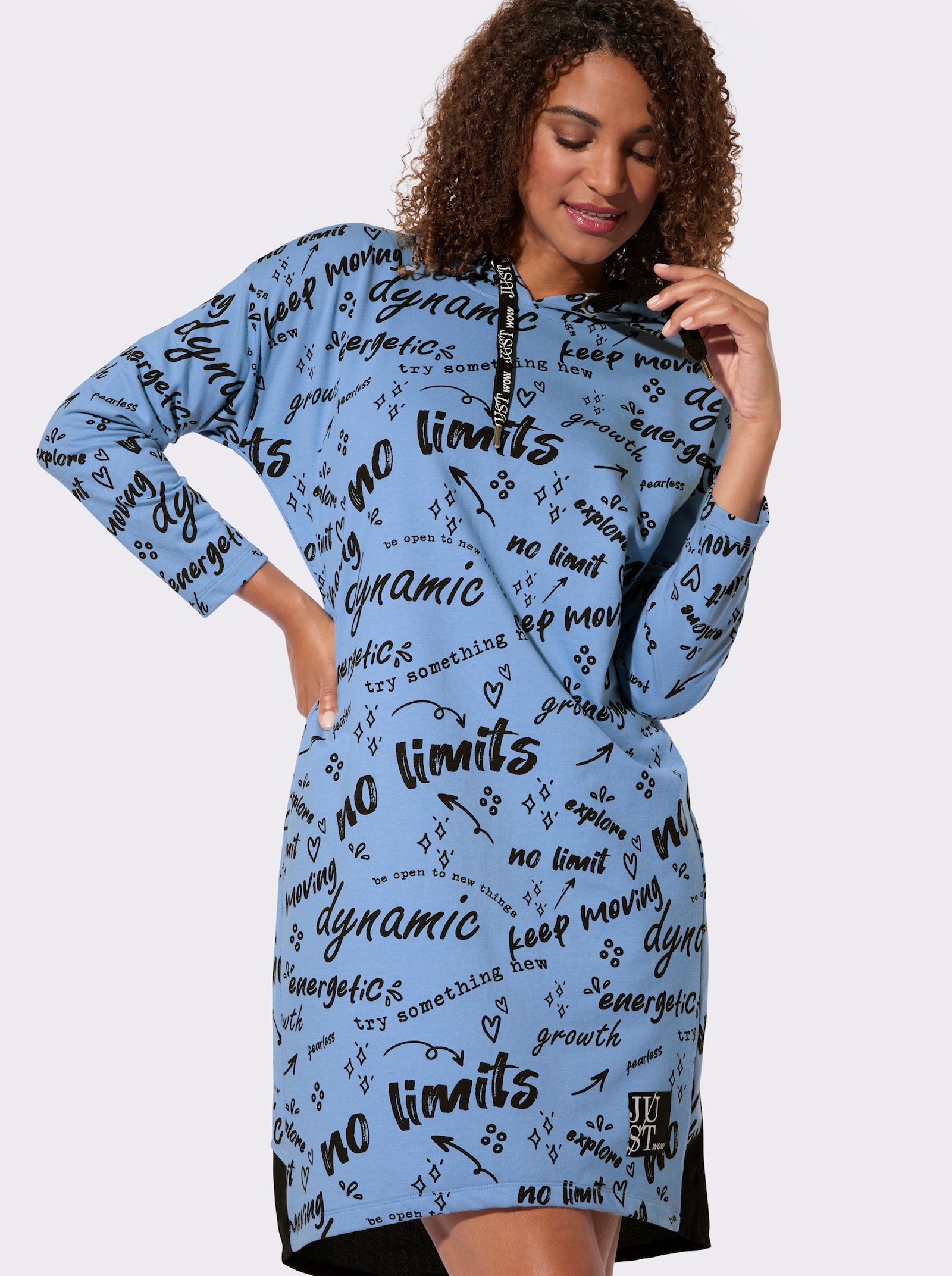 Hoodykleid mit Schriftzügen rundum - himmelblau-schwarz-bedruckt
